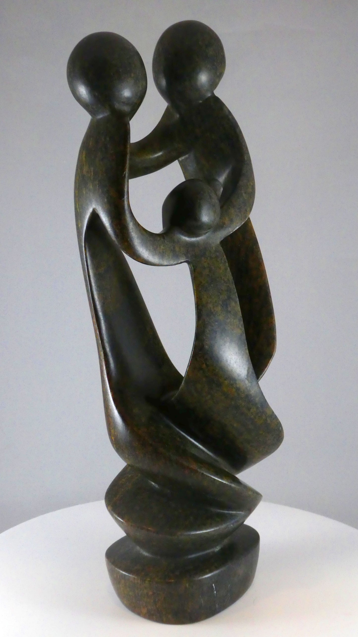 Stenen beeld, 3 personen, 36 cm hoog, familie, glad afgewerkt