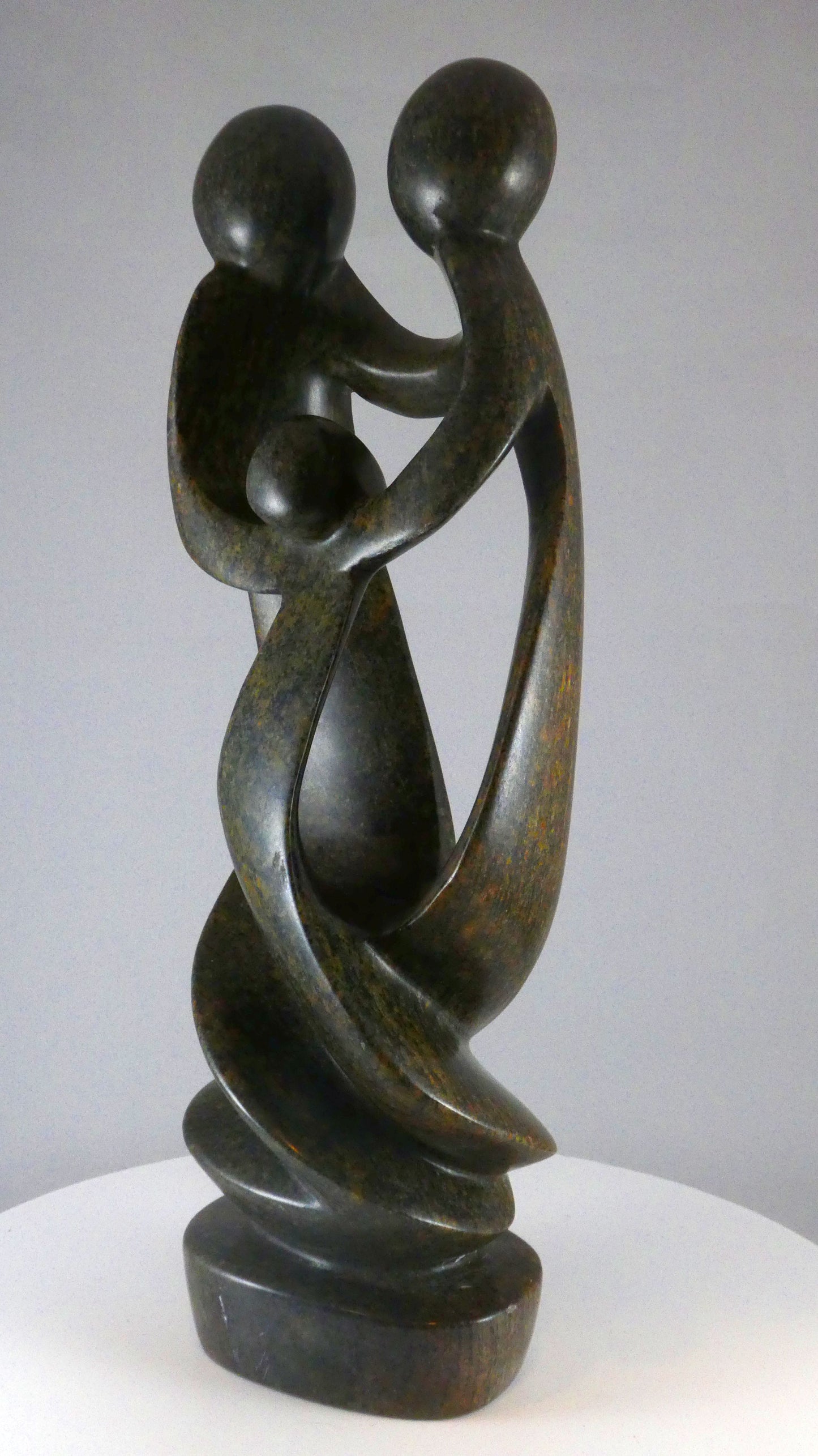 Stenen beeld, 3 personen, 36 cm hoog, familie, glad afgewerkt