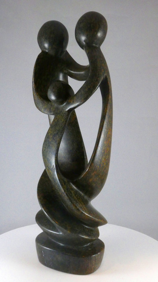 Stenen beeld, 3 personen, 36 cm hoog, familie, glad afgewerkt