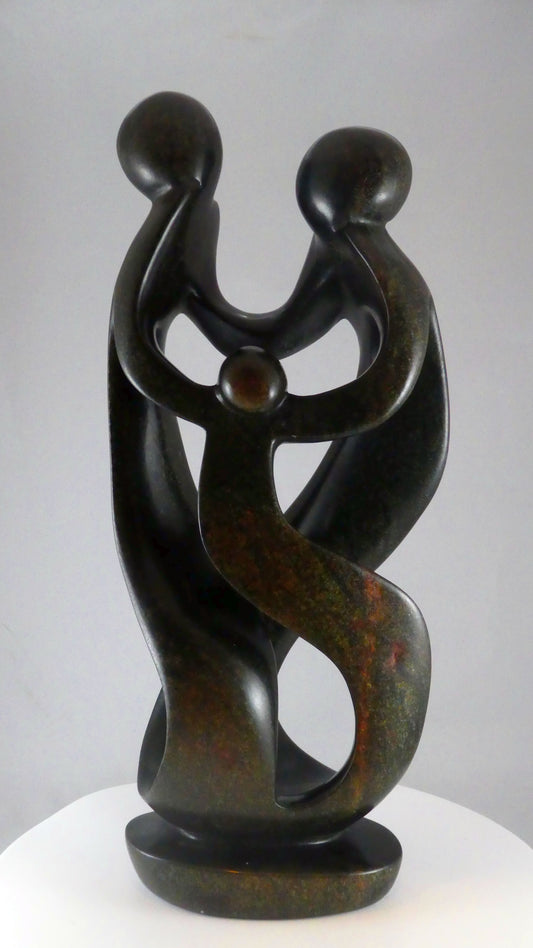 Stenen beeld, 3 personen, 40 cm hoog, familie, glad afgewerkt