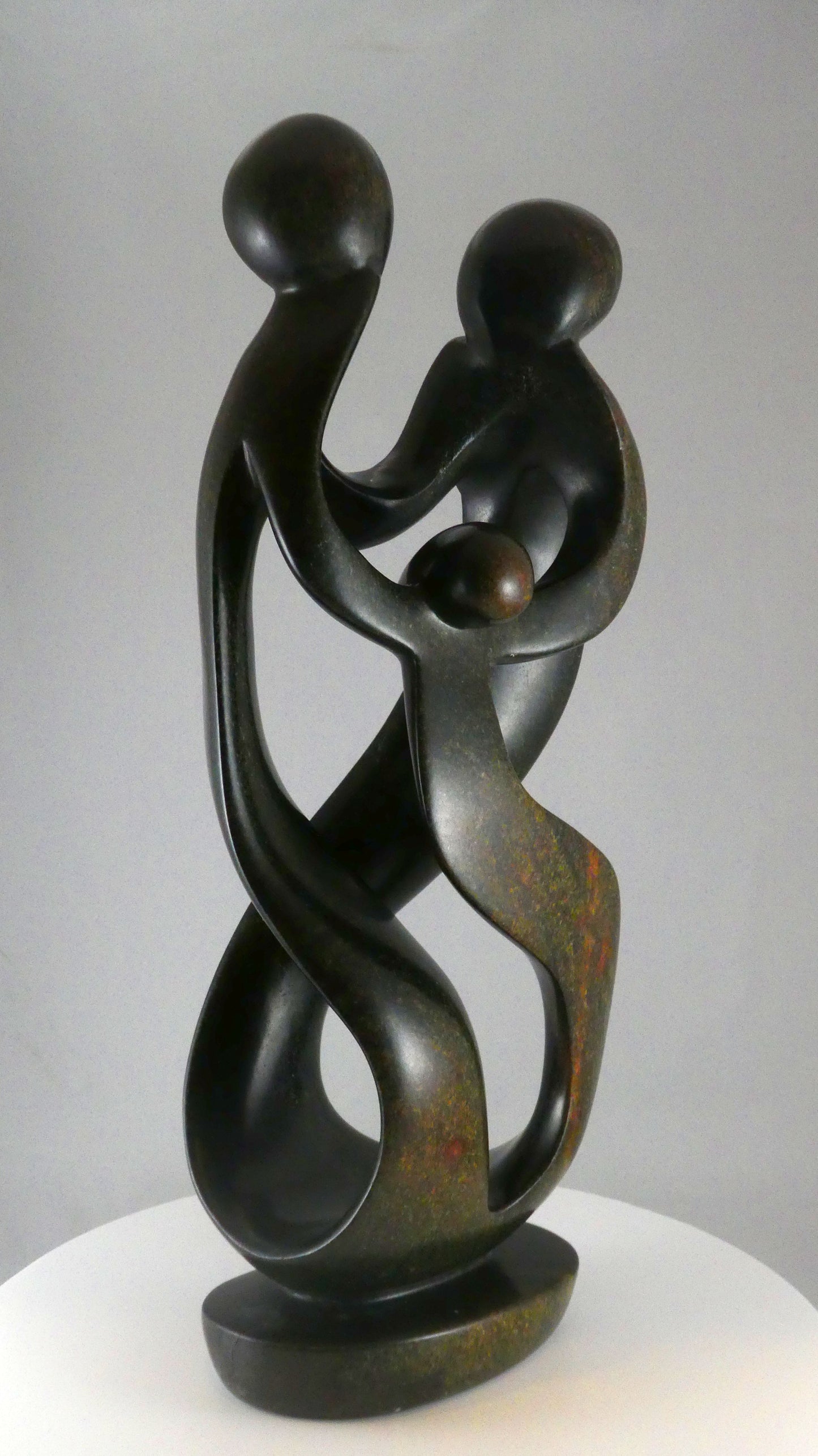 Stenen beeld, 3 personen, 40 cm hoog, familie, glad afgewerkt