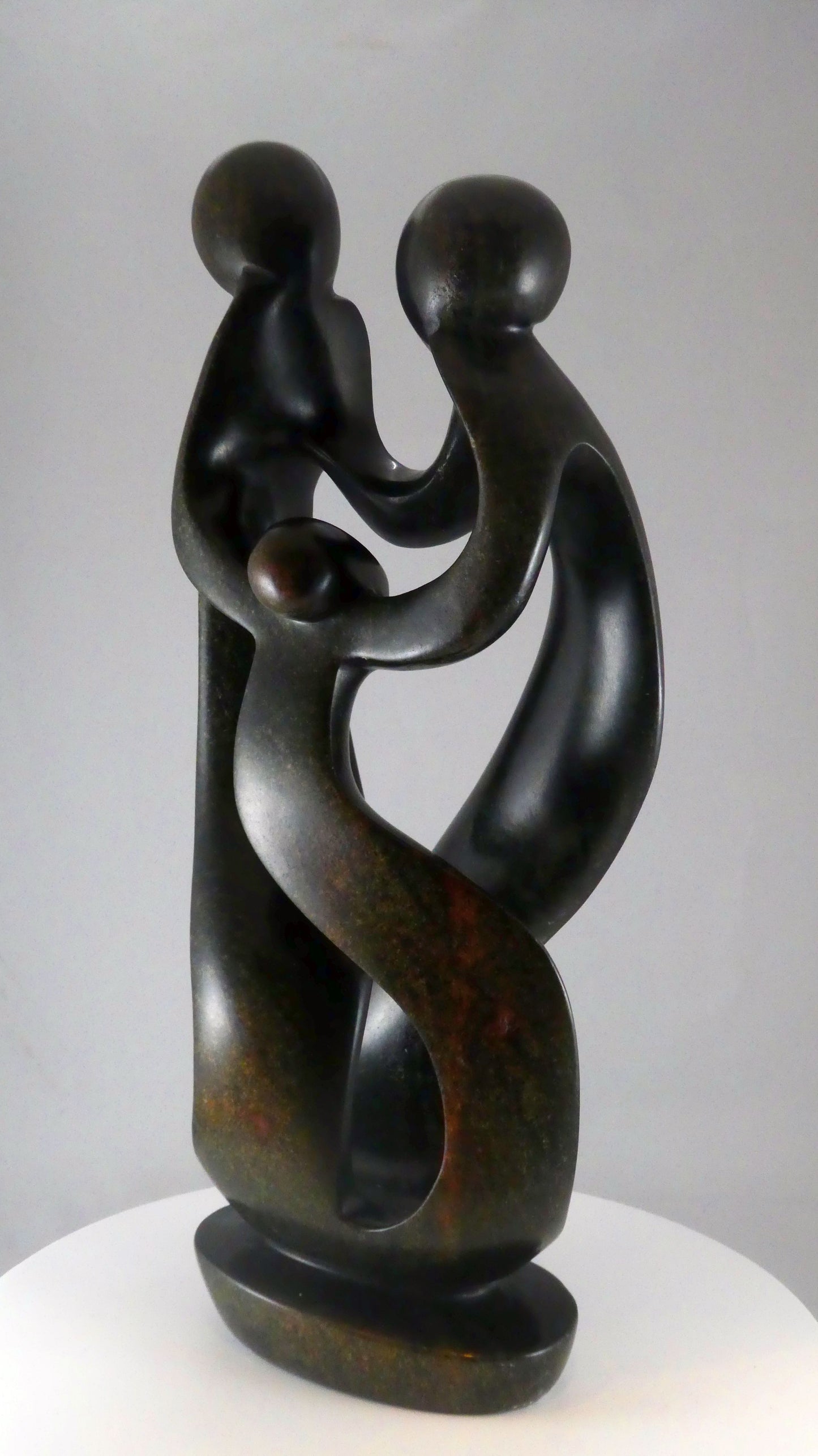 Stenen beeld, 3 personen, 40 cm hoog, familie, glad afgewerkt