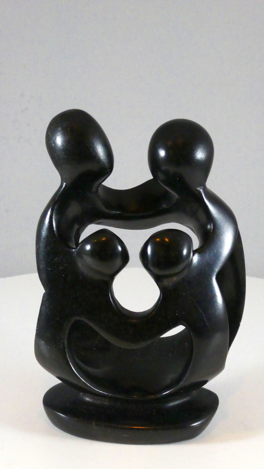 Stenen beeld, 4 personen, 13 cm hoog, familie, glad afgewerkt