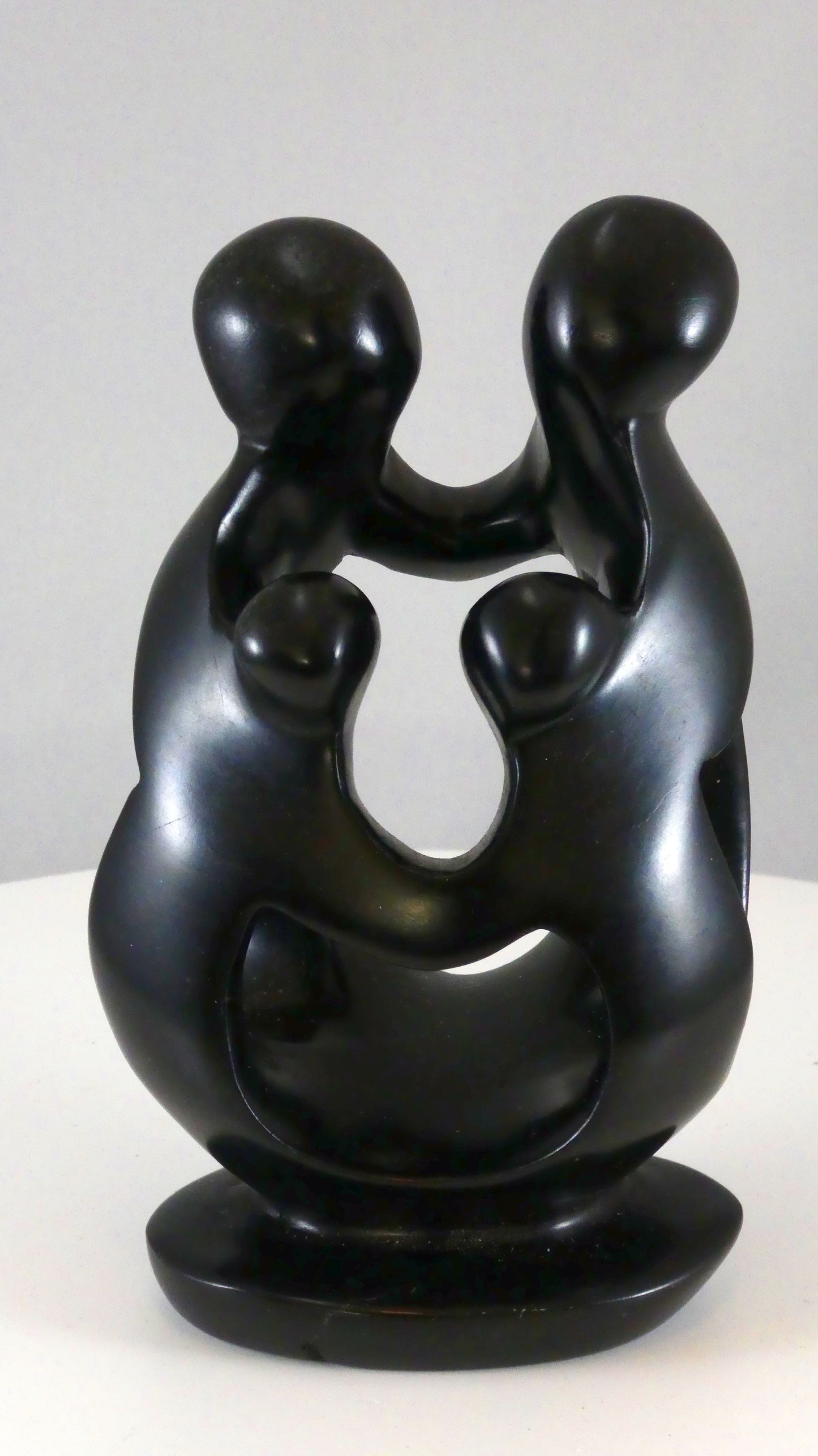 Stenen beeld, 4 personen, 14 cm hoog, familie, glad afgewerkt