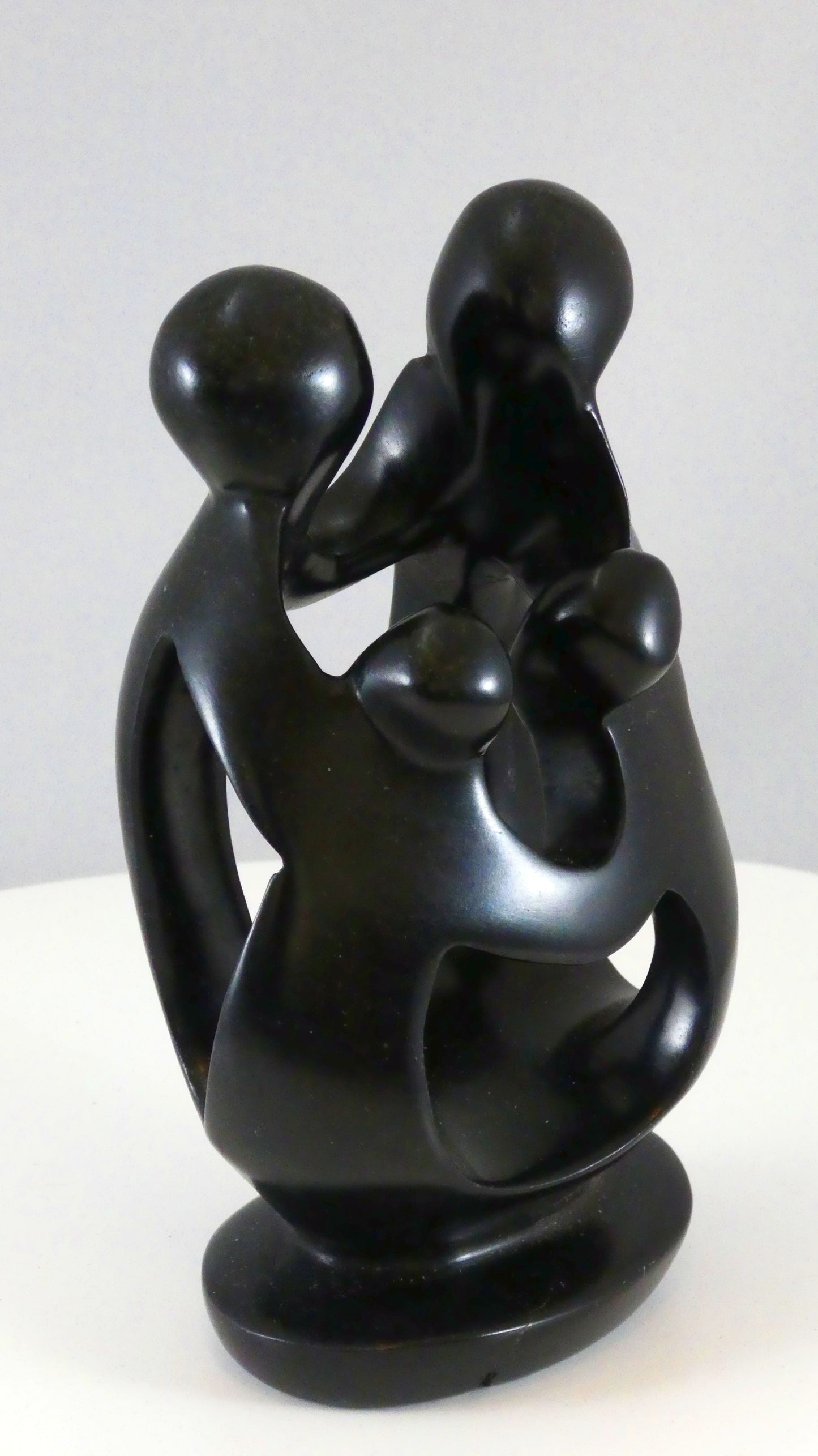 Stenen beeld, 4 personen, 14 cm hoog, familie, glad afgewerkt