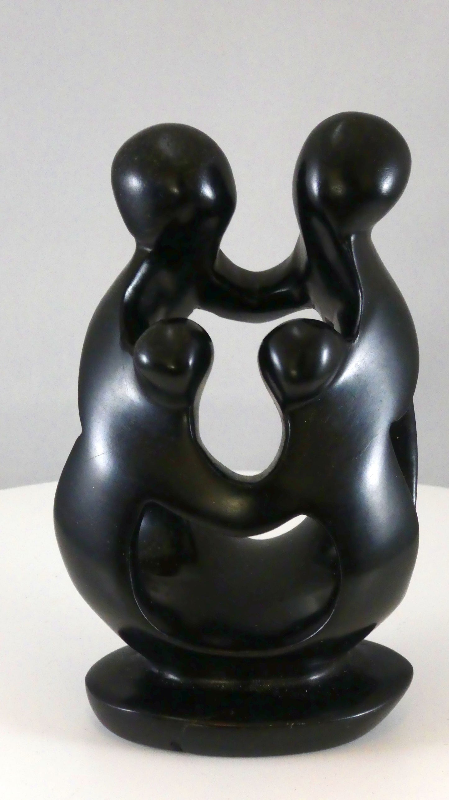 Stenen beeld, 4 personen, 14 cm hoog, familie, glad afgewerkt