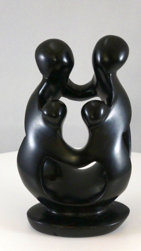 Stenen beeld, 4 personen, 14 cm hoog, familie, glad afgewerkt