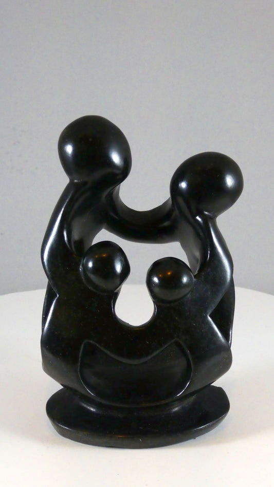 Stenen beeld, 4 personen, 13 cm hoog, familie, glad afgewerkt