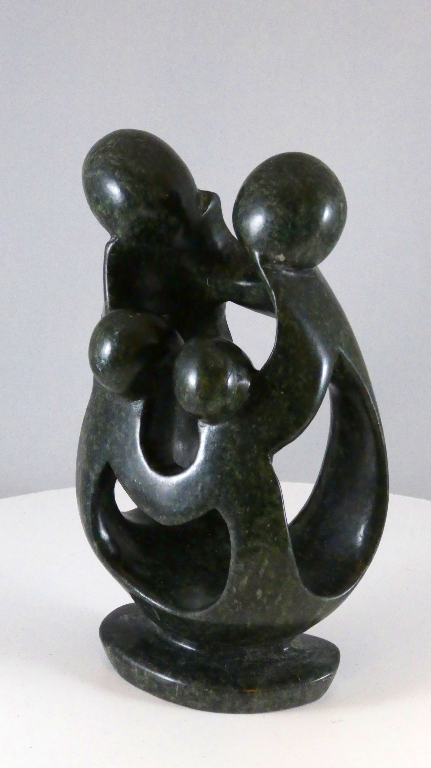 Stenen beeld, 4 personen, 15 cm hoog, familie, glad afgewerkt