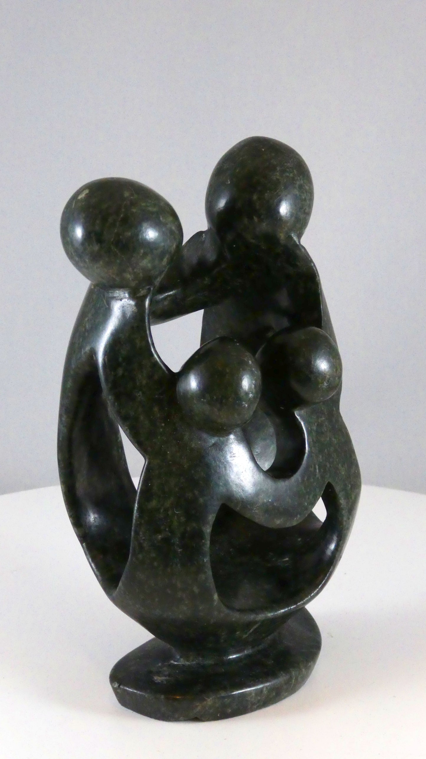 Stenen beeld, 4 personen, 15 cm hoog, familie, glad afgewerkt