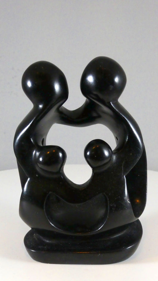 Stenen beeld, 4 personen, 14 cm hoog, familie, glad afgewerkt