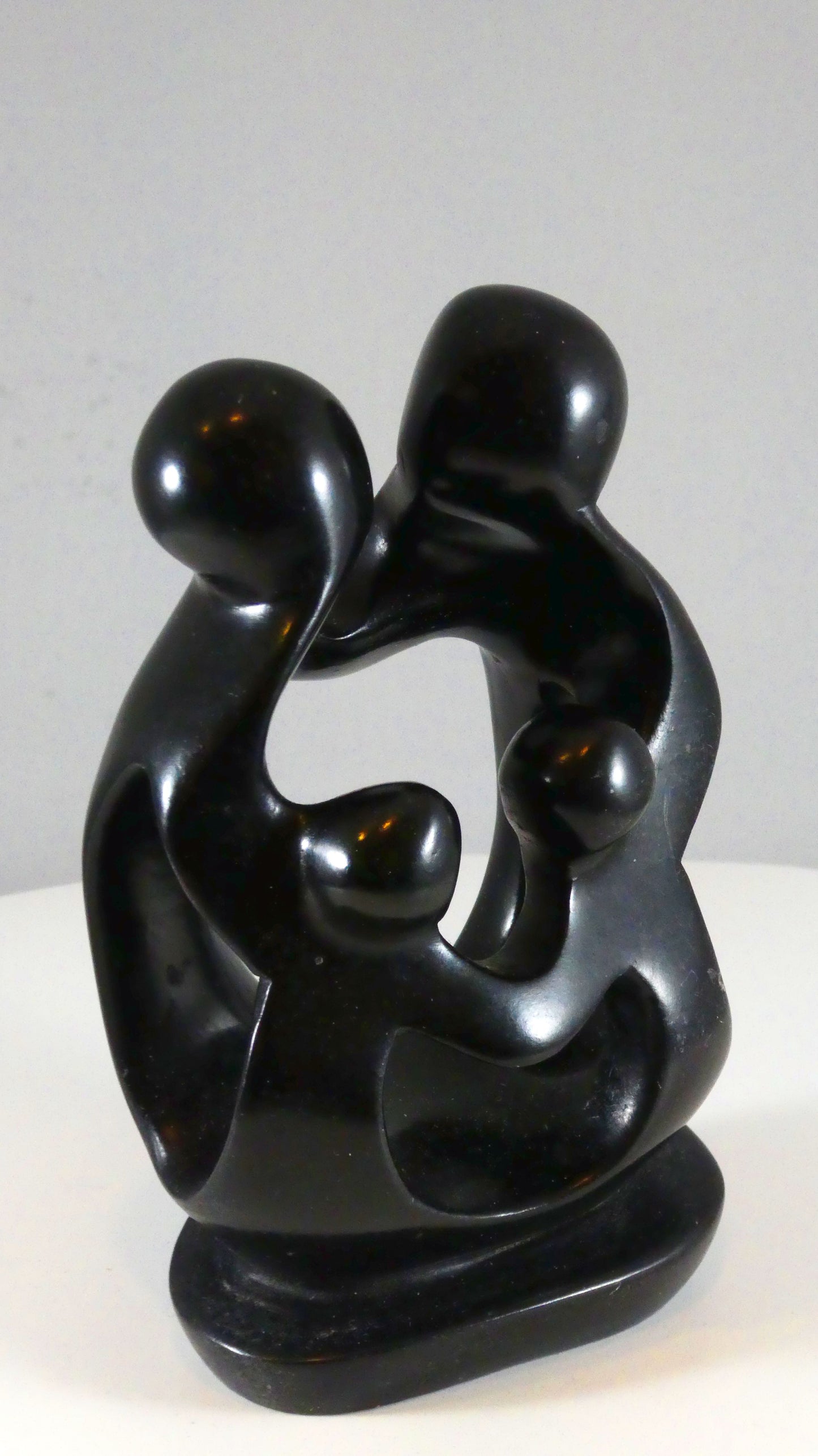 Stenen beeld, 4 personen, 14 cm hoog, familie, glad afgewerkt