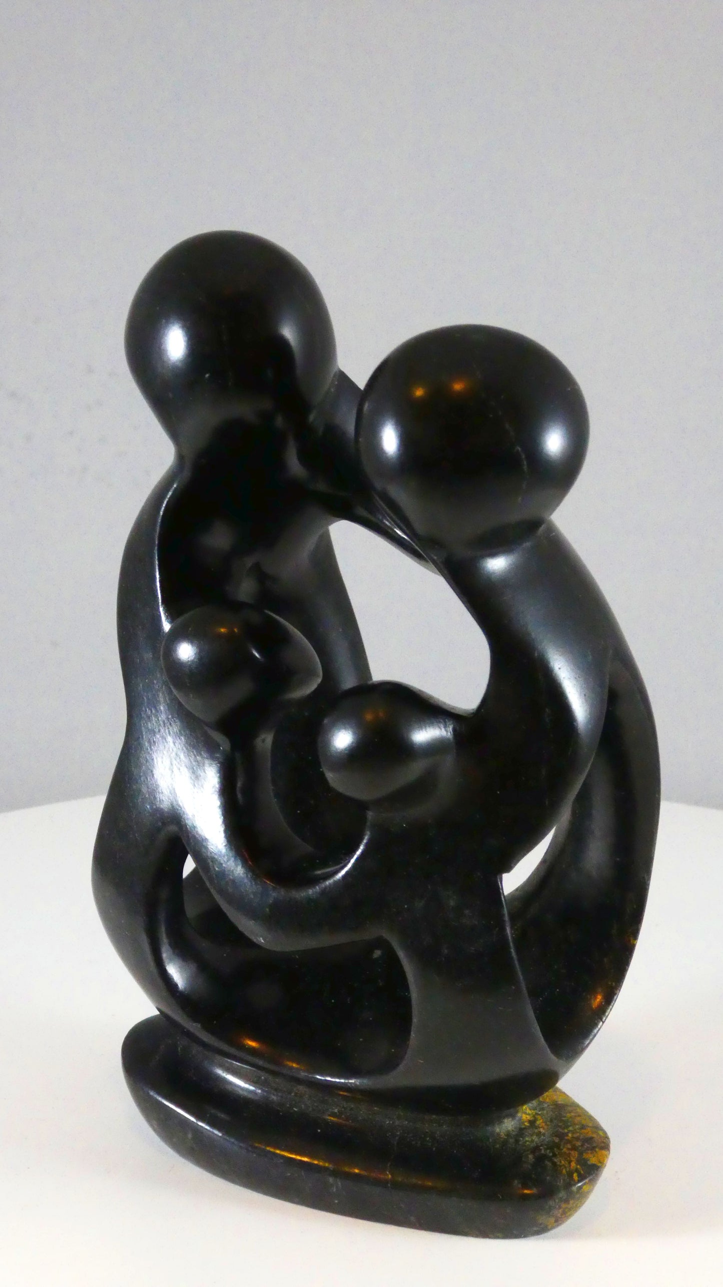 Stenen beeld, 4 personen, 15 cm hoog, familie, glad afgewerkt