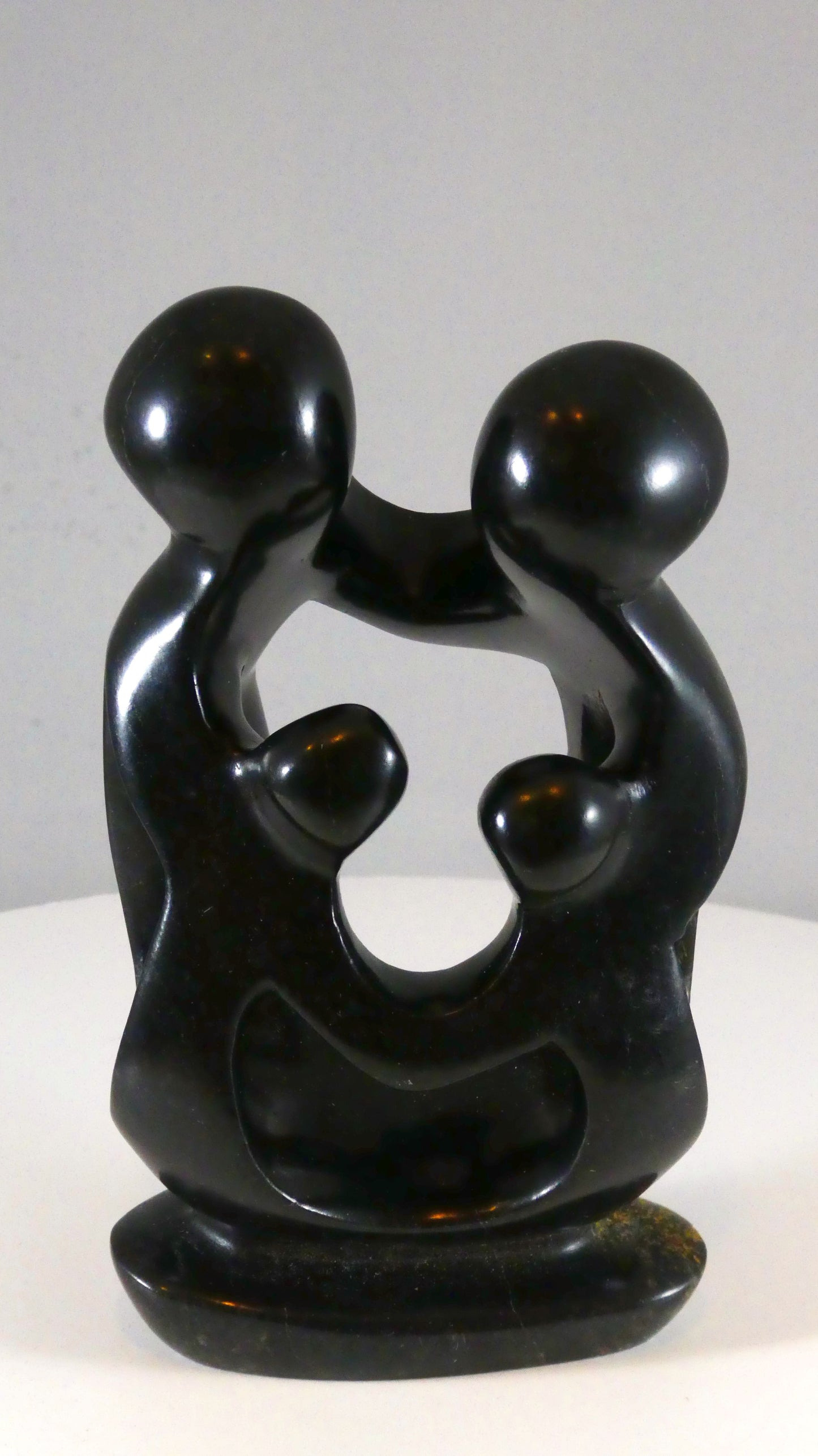 Stenen beeld, 4 personen, 15 cm hoog, familie, glad afgewerkt