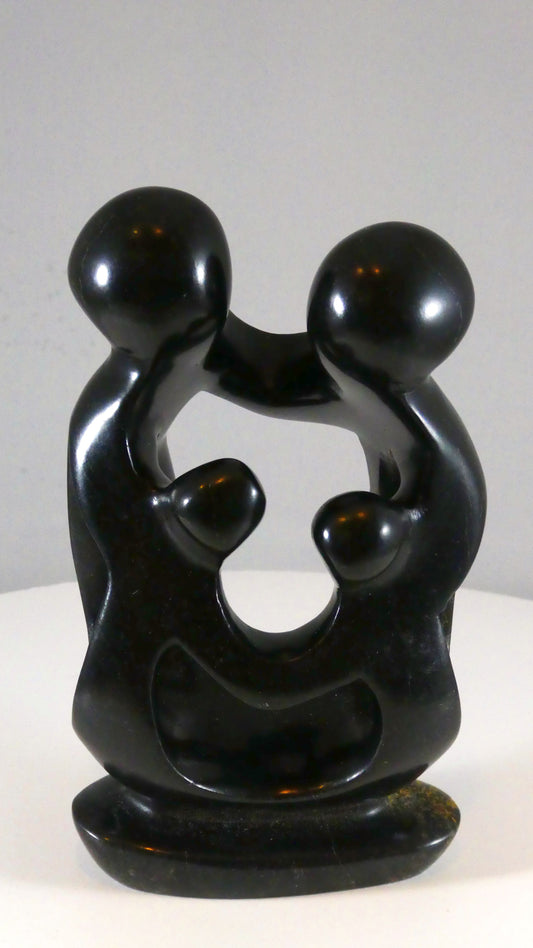 Stenen beeld, 4 personen, 15 cm hoog, familie, glad afgewerkt