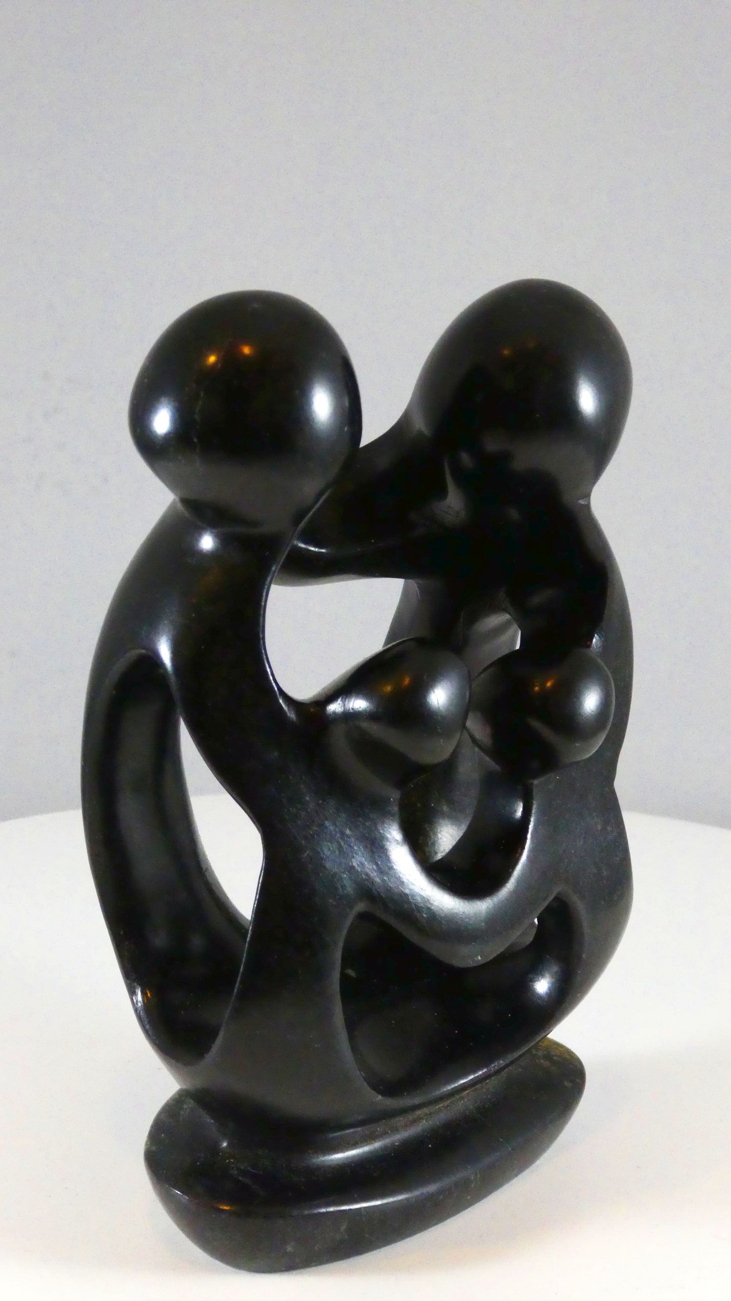 Stenen beeld, 4 personen, 15 cm hoog, familie, glad afgewerkt