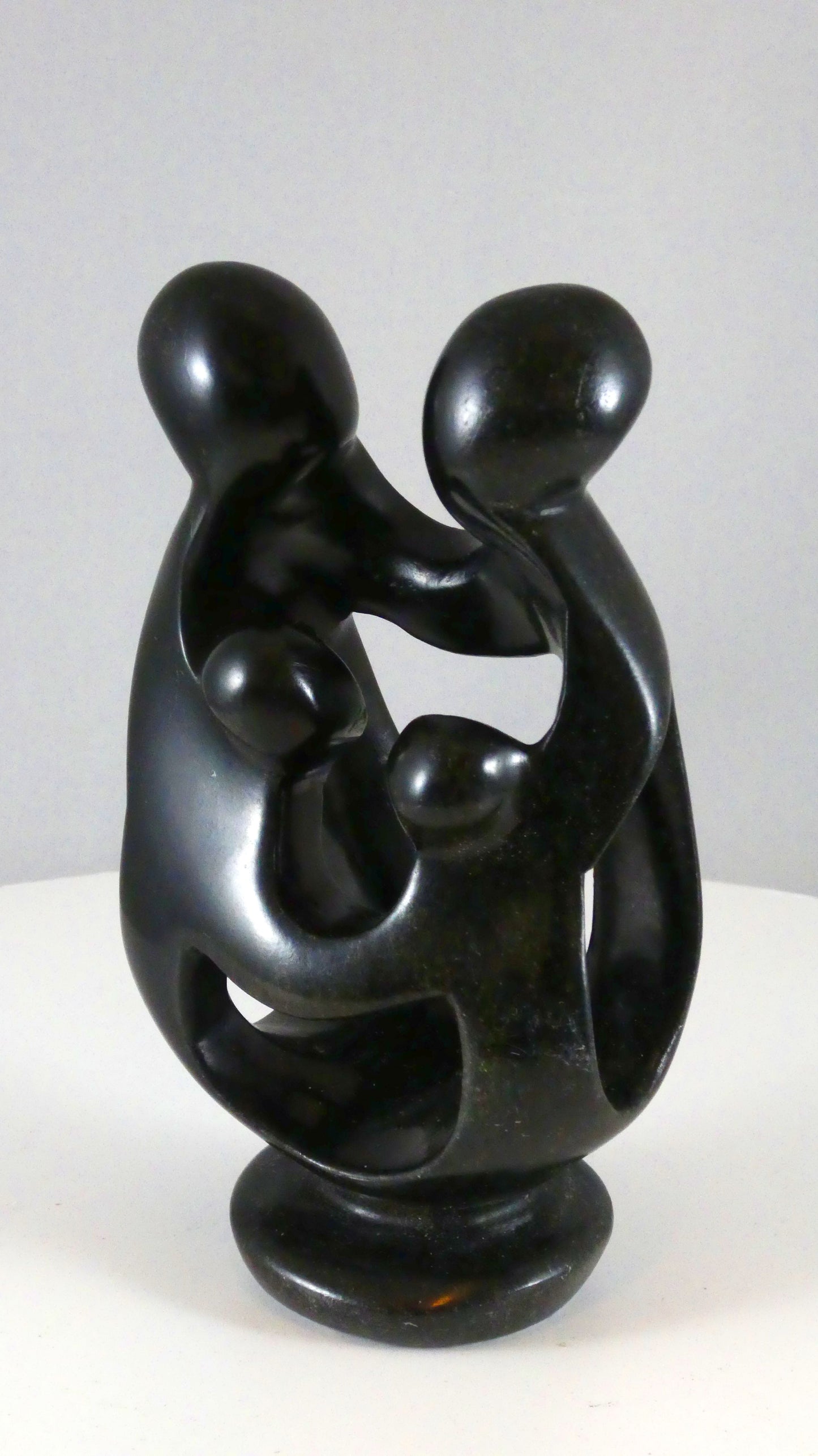 Stenen beeld, 4 personen, 13 cm hoog, familie, glad afgewerkt