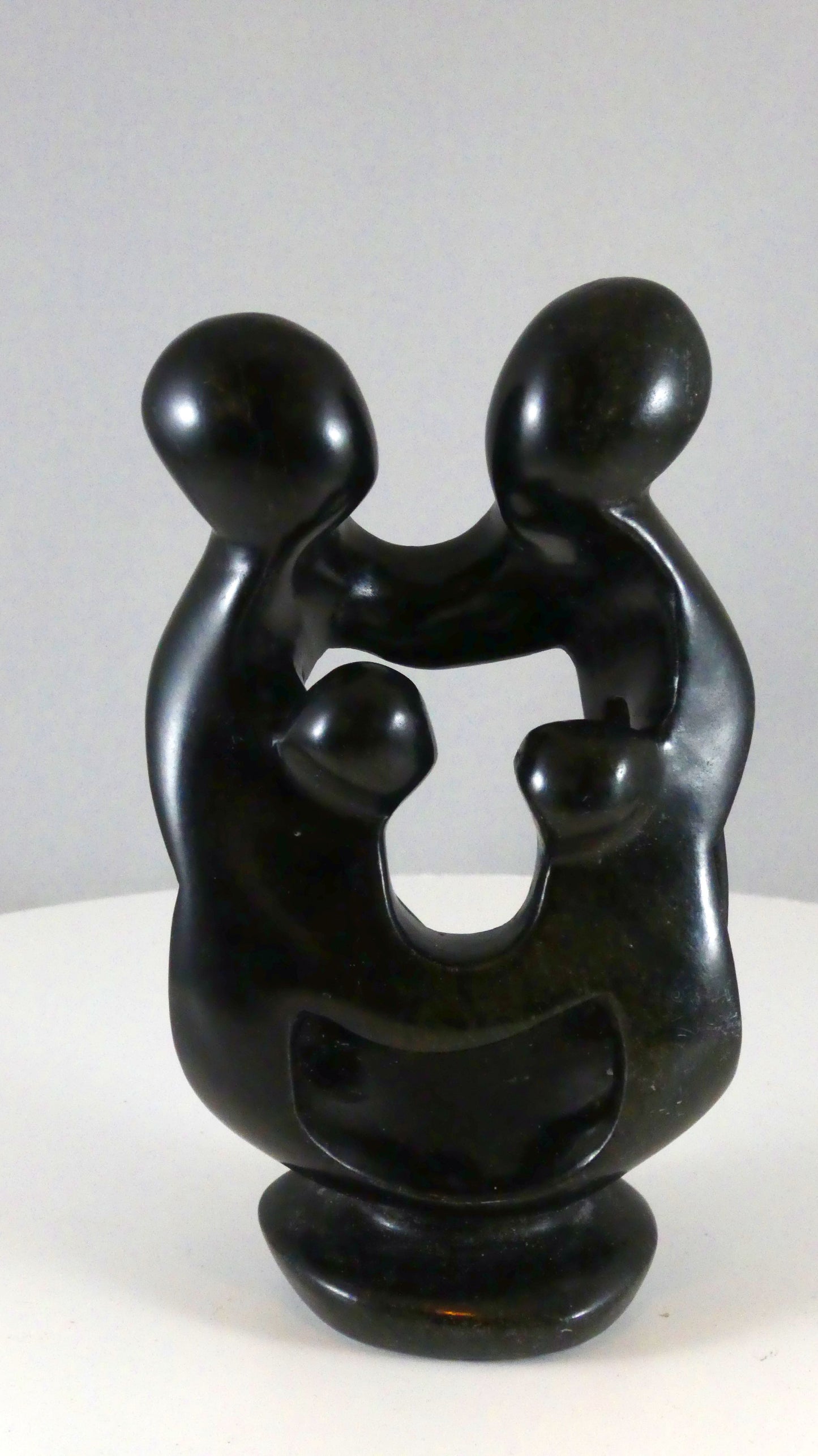 Stenen beeld, 4 personen, 13 cm hoog, familie, glad afgewerkt