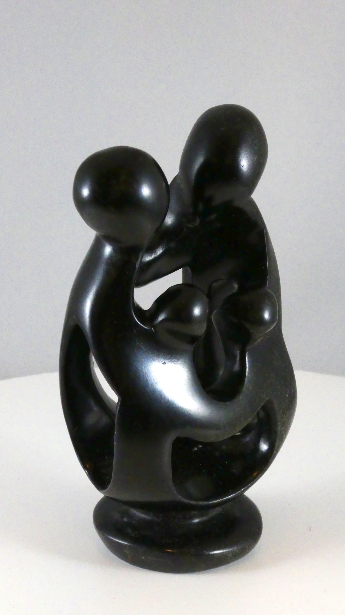 Stenen beeld, 4 personen, 13 cm hoog, familie, glad afgewerkt