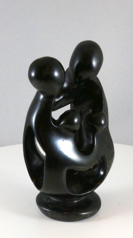 Stenen beeld, 4 personen, 13 cm hoog, familie, glad afgewerkt