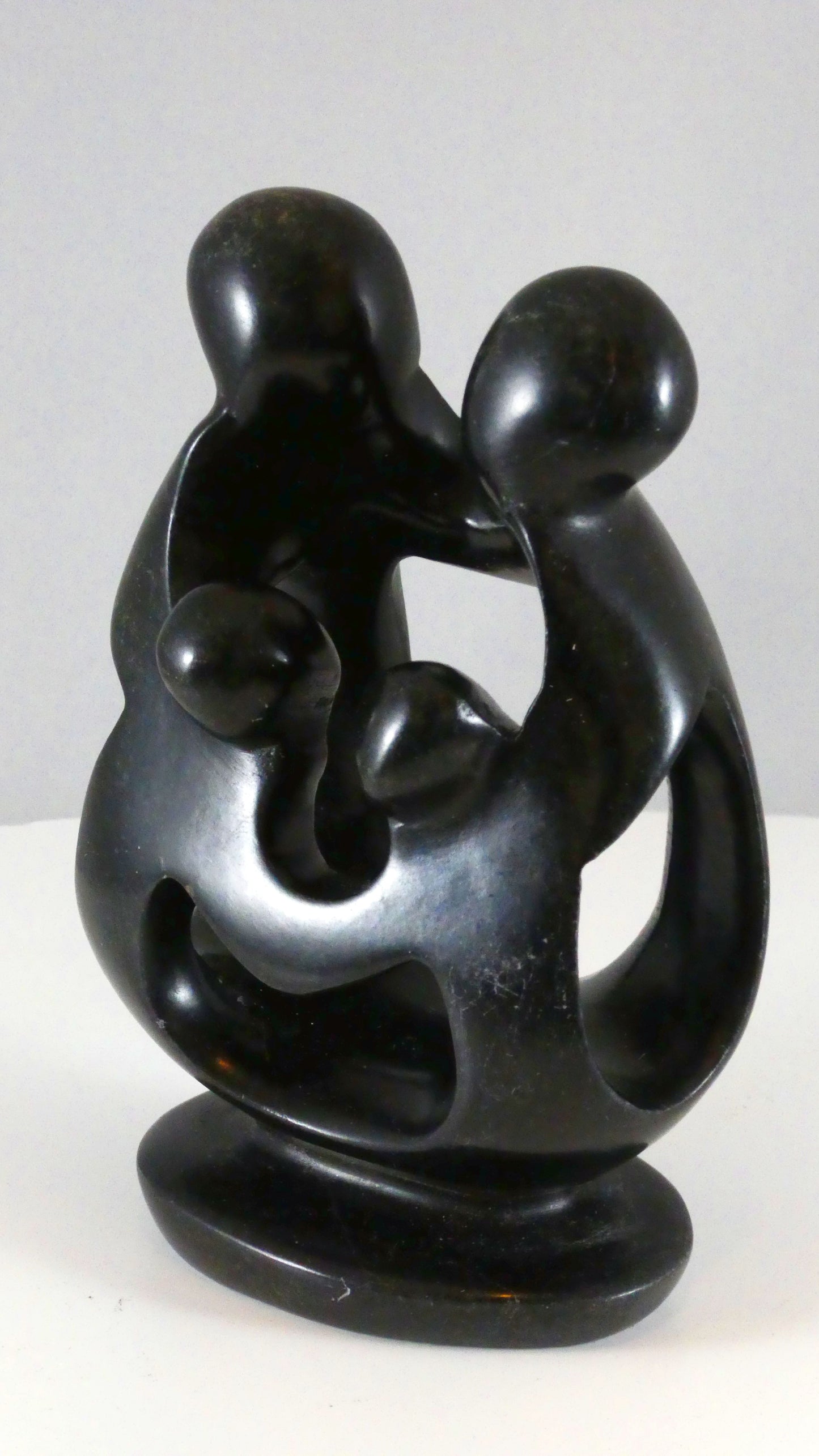 Stenen beeld, 4 personen, 13 cm hoog, familie, glad afgewerkt