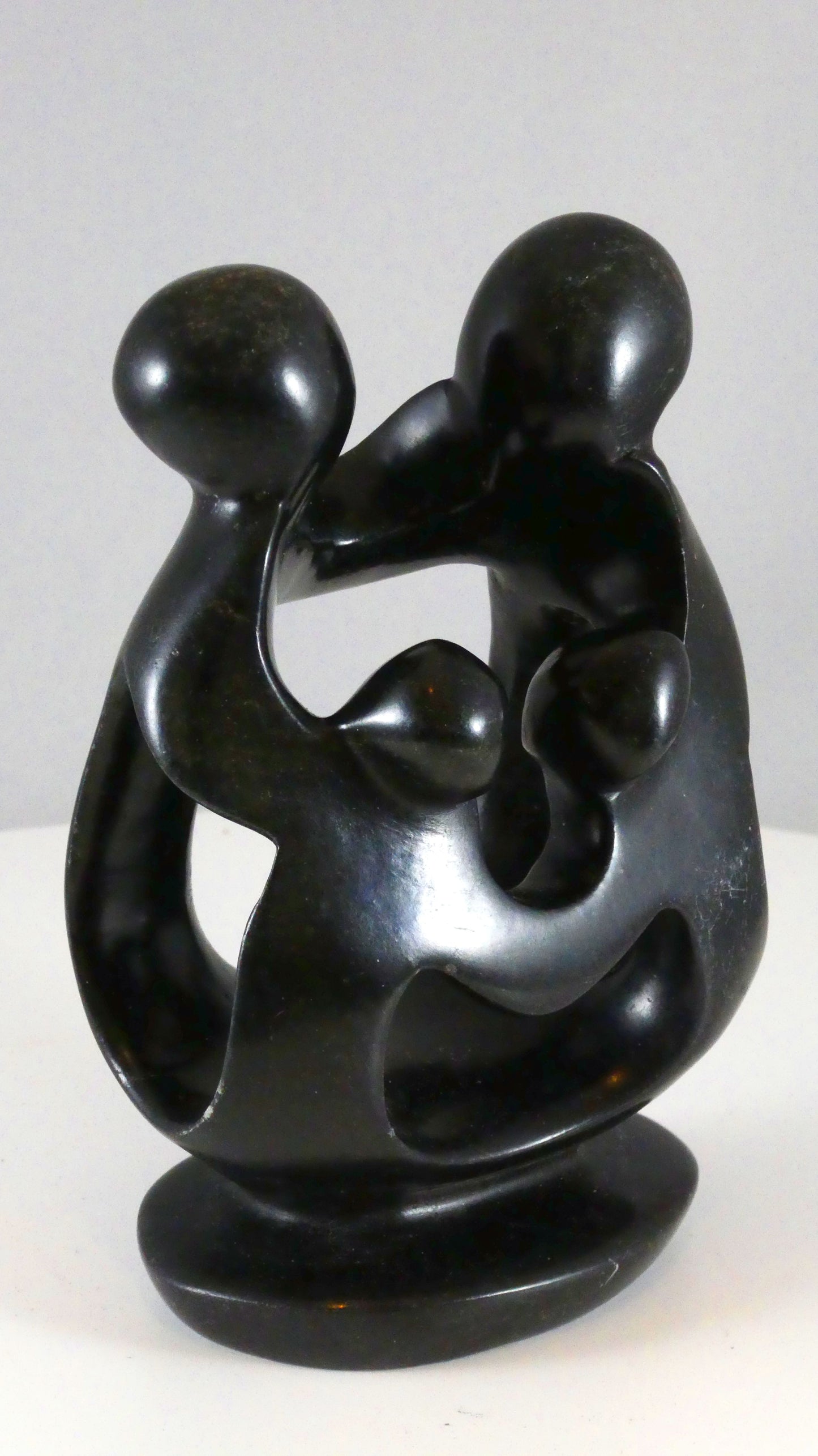 Stenen beeld, 4 personen, 13 cm hoog, familie, glad afgewerkt