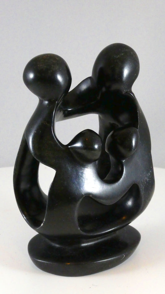 Stenen beeld, 4 personen, 13 cm hoog, familie, glad afgewerkt