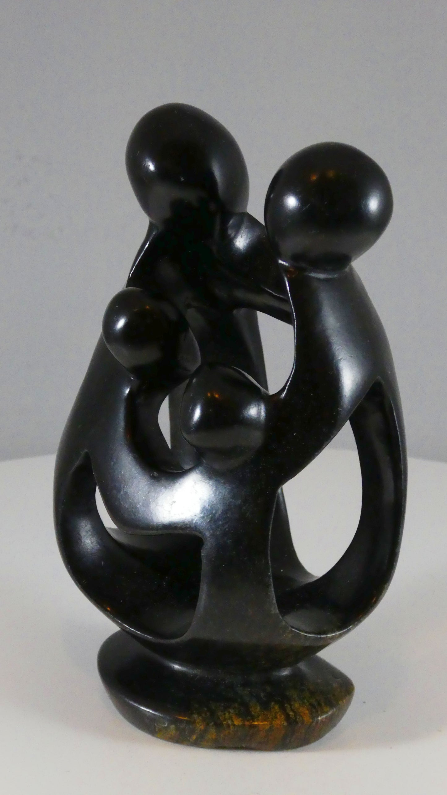 Stenen beeld, 4 personen, 14 cm hoog, familie, glad afgewerkt