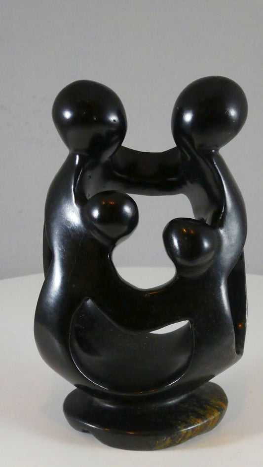 Stenen beeld, 4 personen, 14 cm hoog, familie, glad afgewerkt