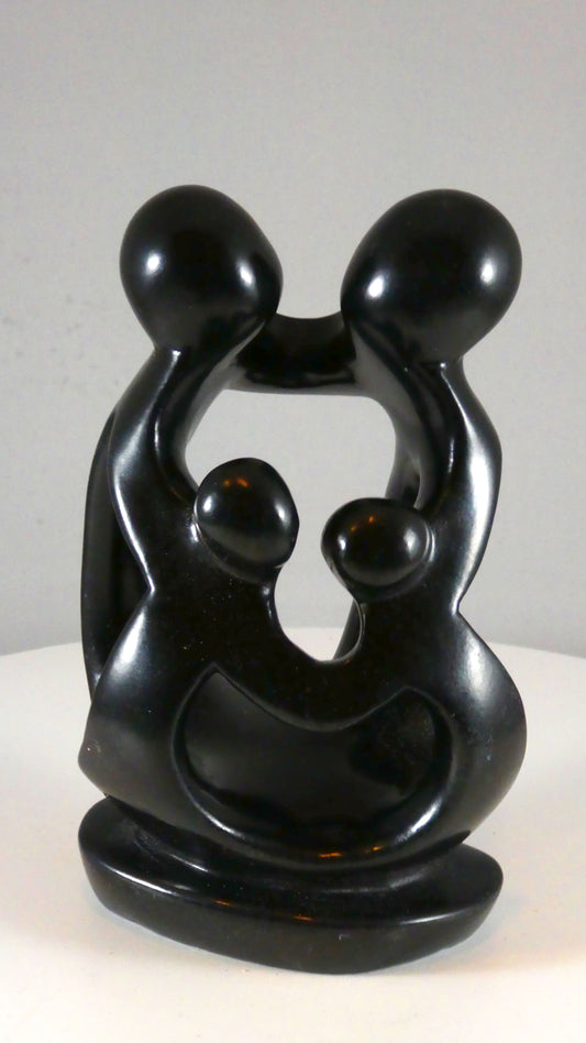 Stenen beeld, 4 personen, 15 cm hoog, familie, glad afgewerkt