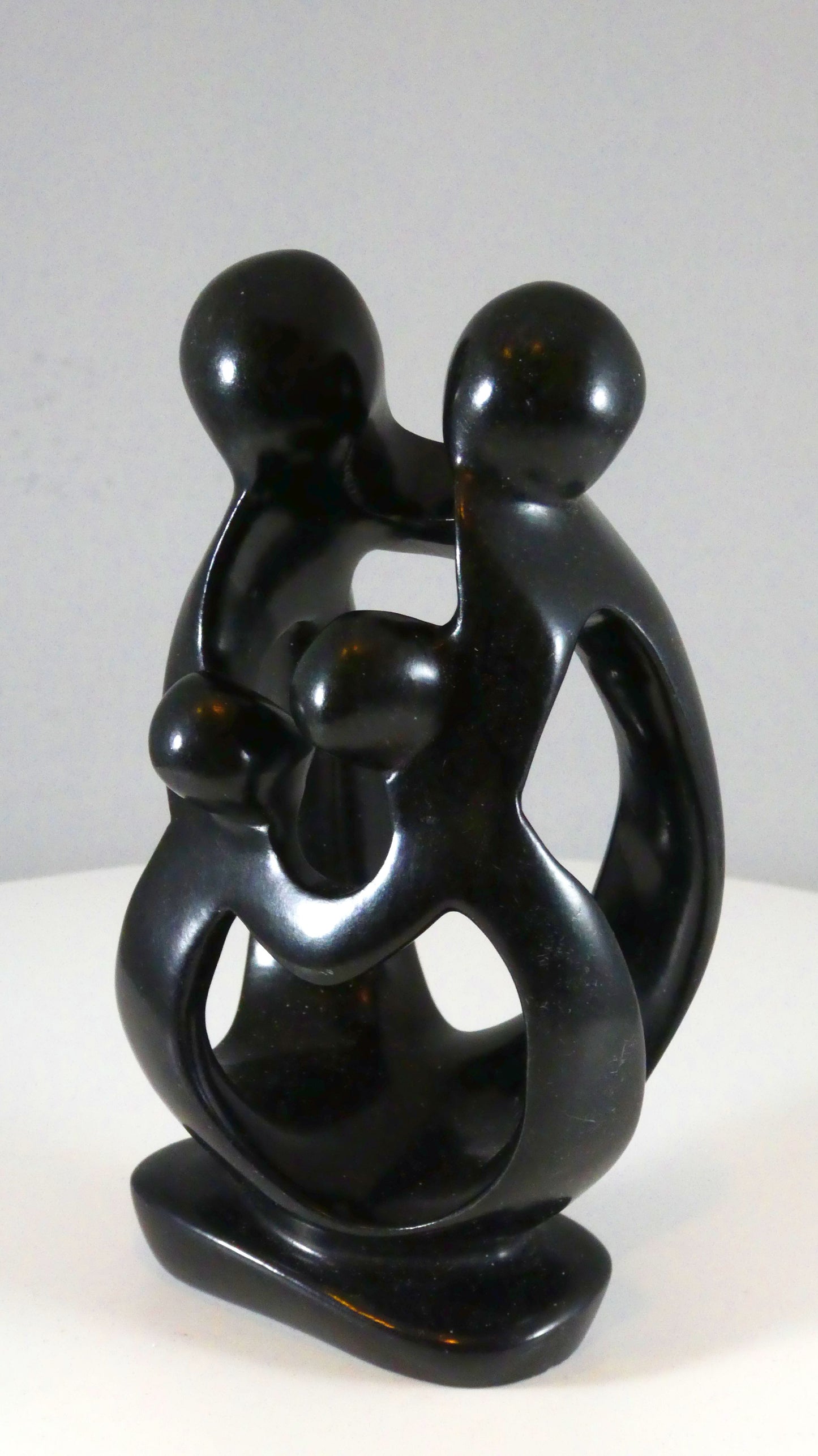 Stenen beeld, 4 personen, 14 cm hoog, familie, glad afgewerkt