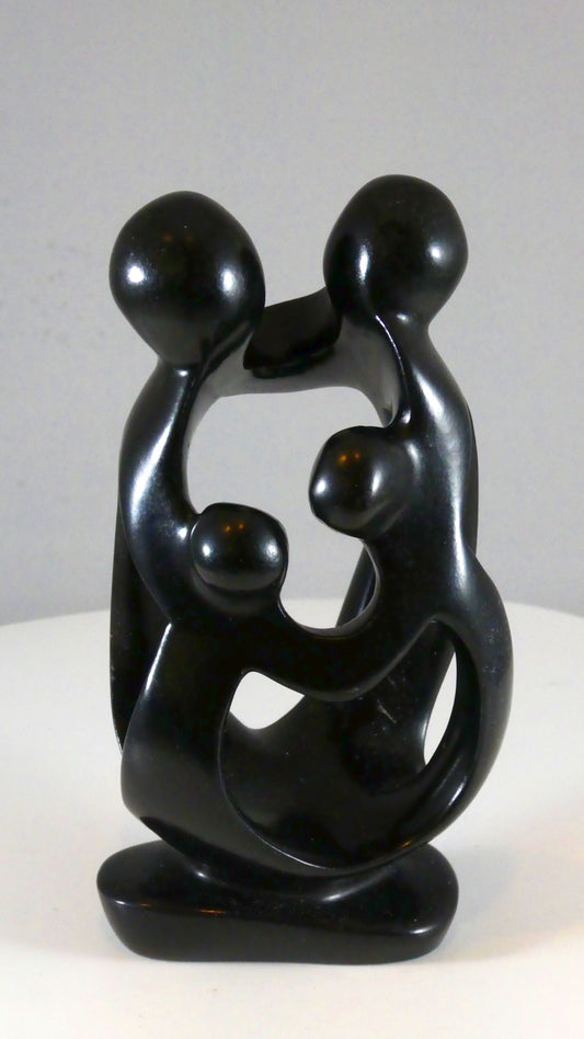 Stenen beeld, 4 personen, 14 cm hoog, familie, glad afgewerkt