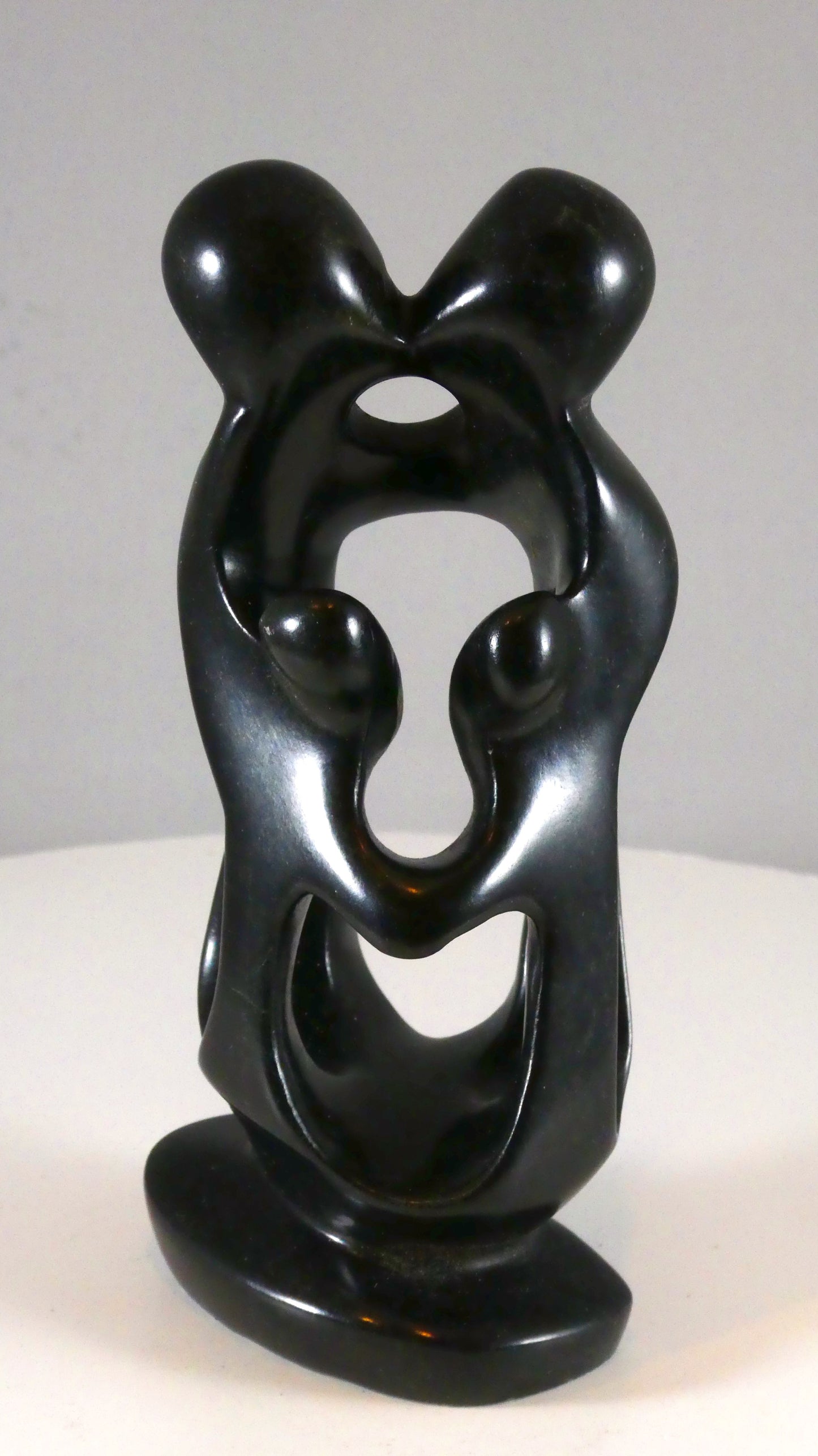 Stenen beeld, 4 personen, 14 cm hoog, familie, glad afgewerkt