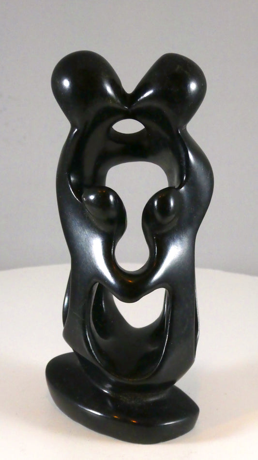 Stenen beeld, 4 personen, 14 cm hoog, familie, glad afgewerkt