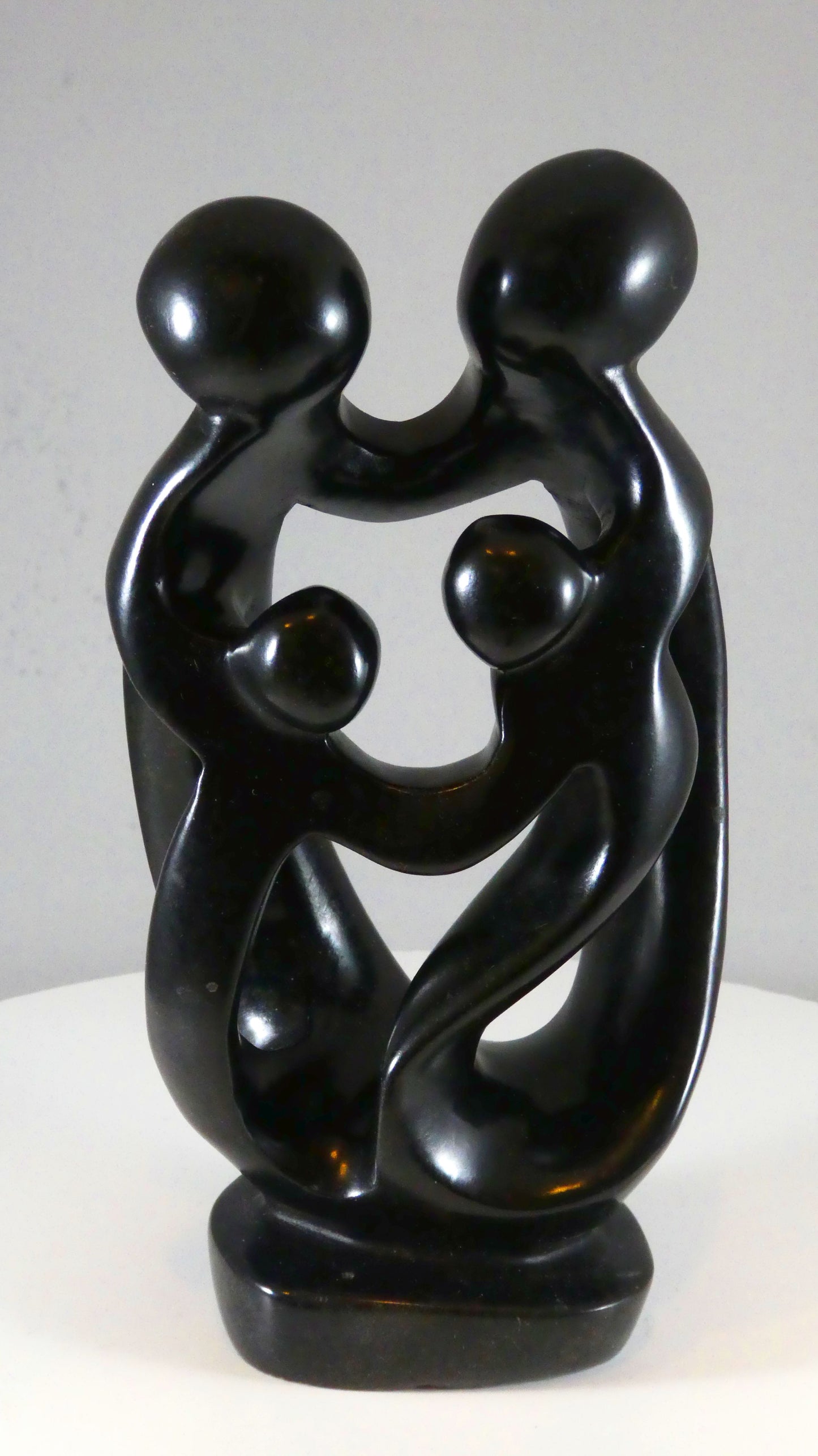 Stenen beeld, 4 personen, 20 cm hoog, familie, glad afgewerkt