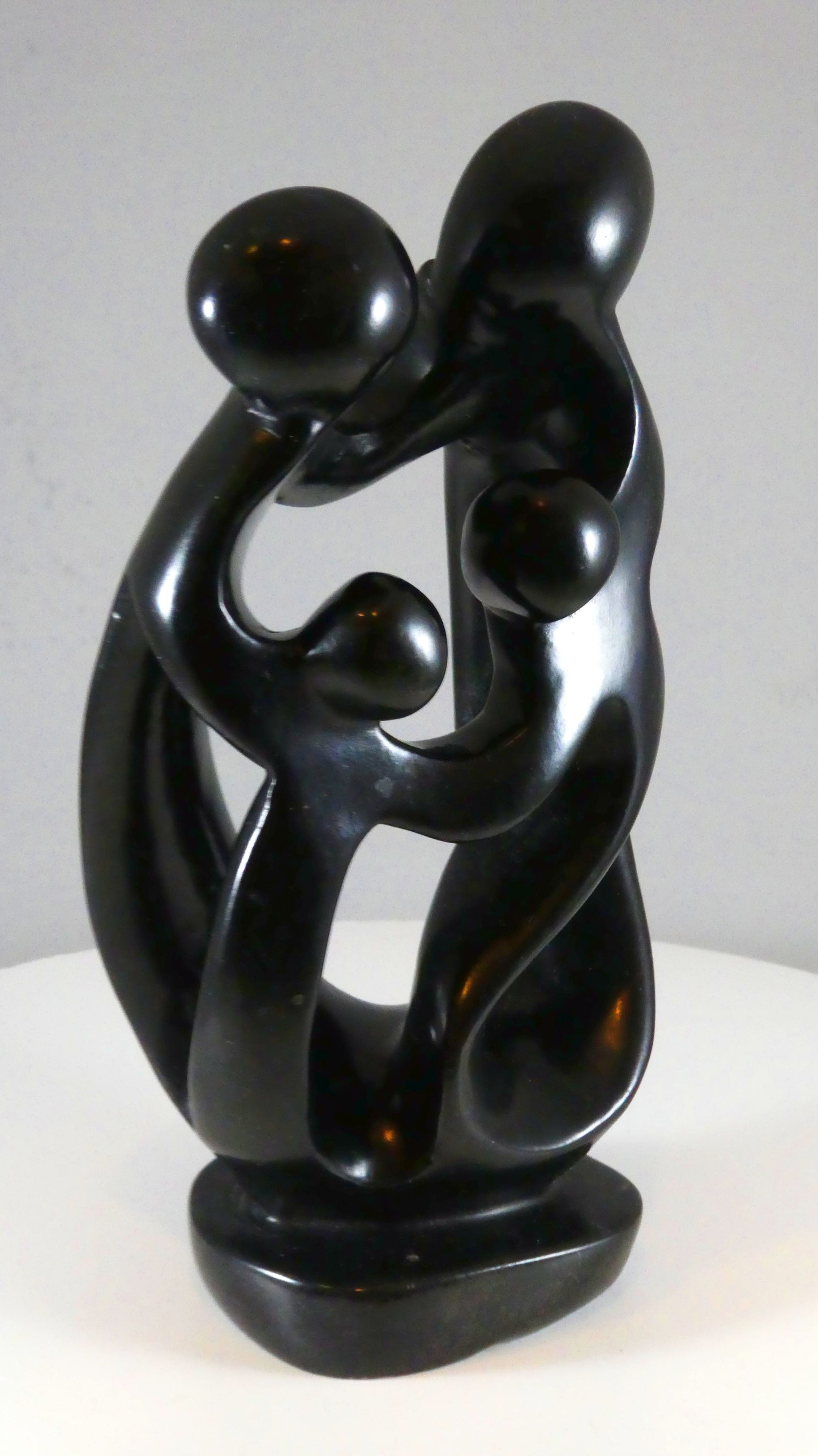 Stenen beeld, 4 personen, 20 cm hoog, familie, glad afgewerkt