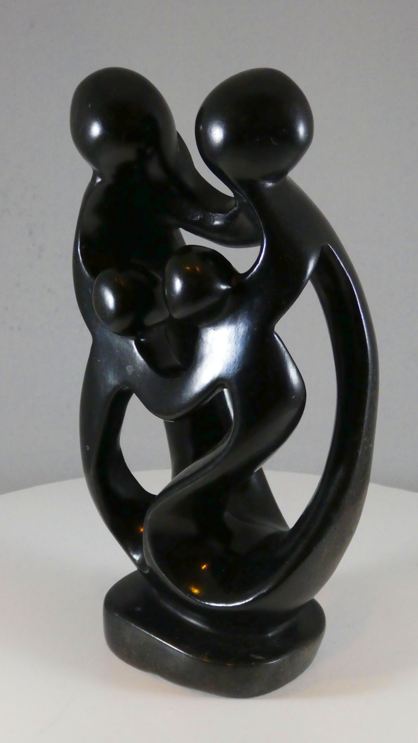 Stenen beeld, 4 personen, 20 cm hoog, familie, glad afgewerkt