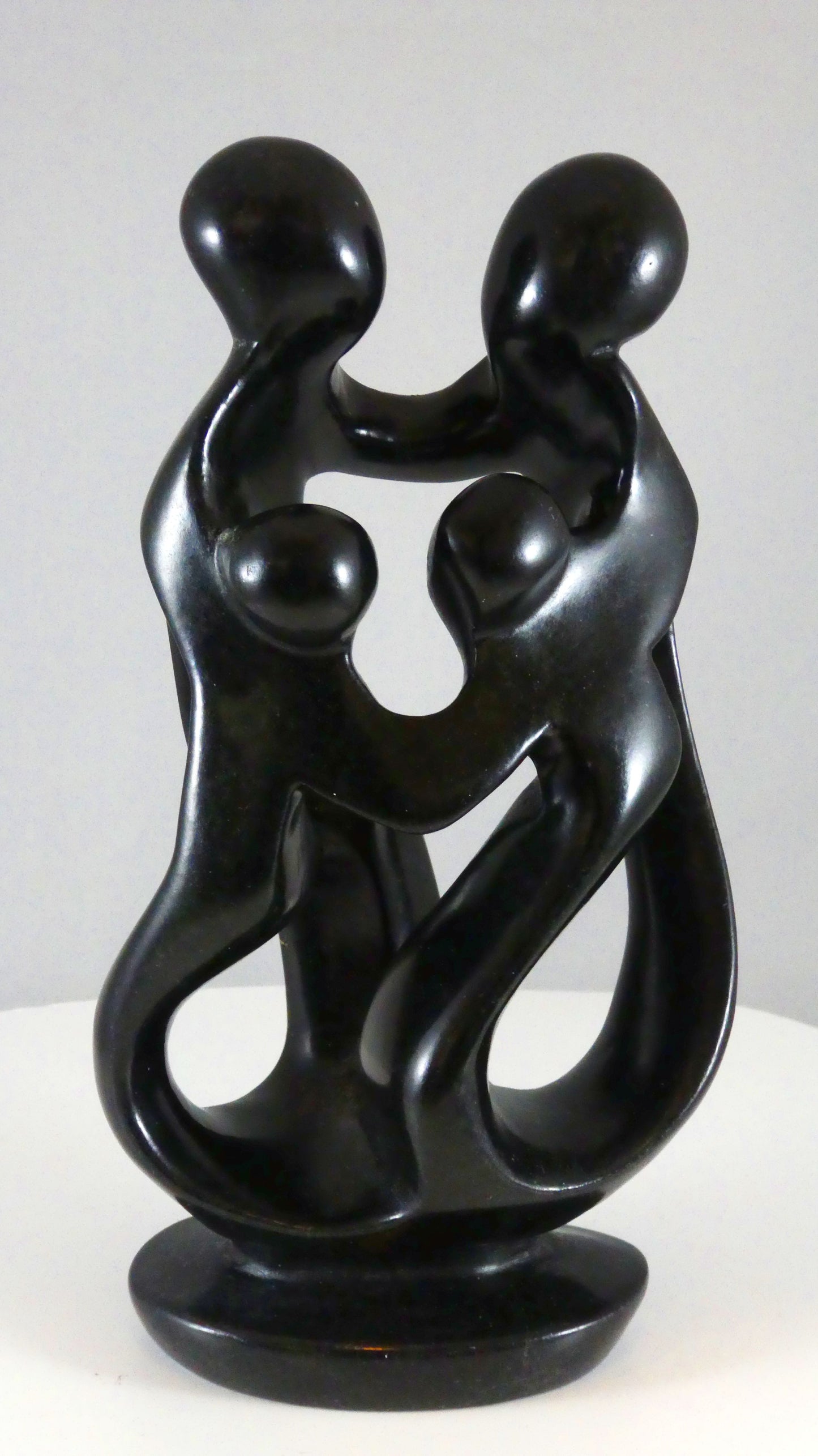 Stenen beeld, 4 personen, 19 cm hoog, familie, glad afgewerkt