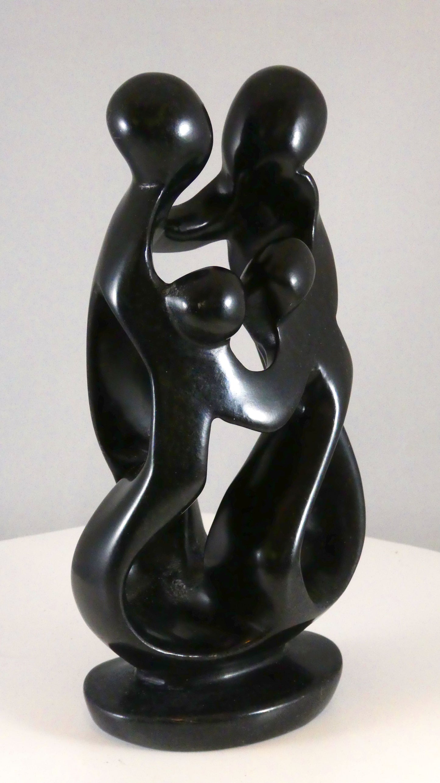 Stenen beeld, 4 personen, 19 cm hoog, familie, glad afgewerkt