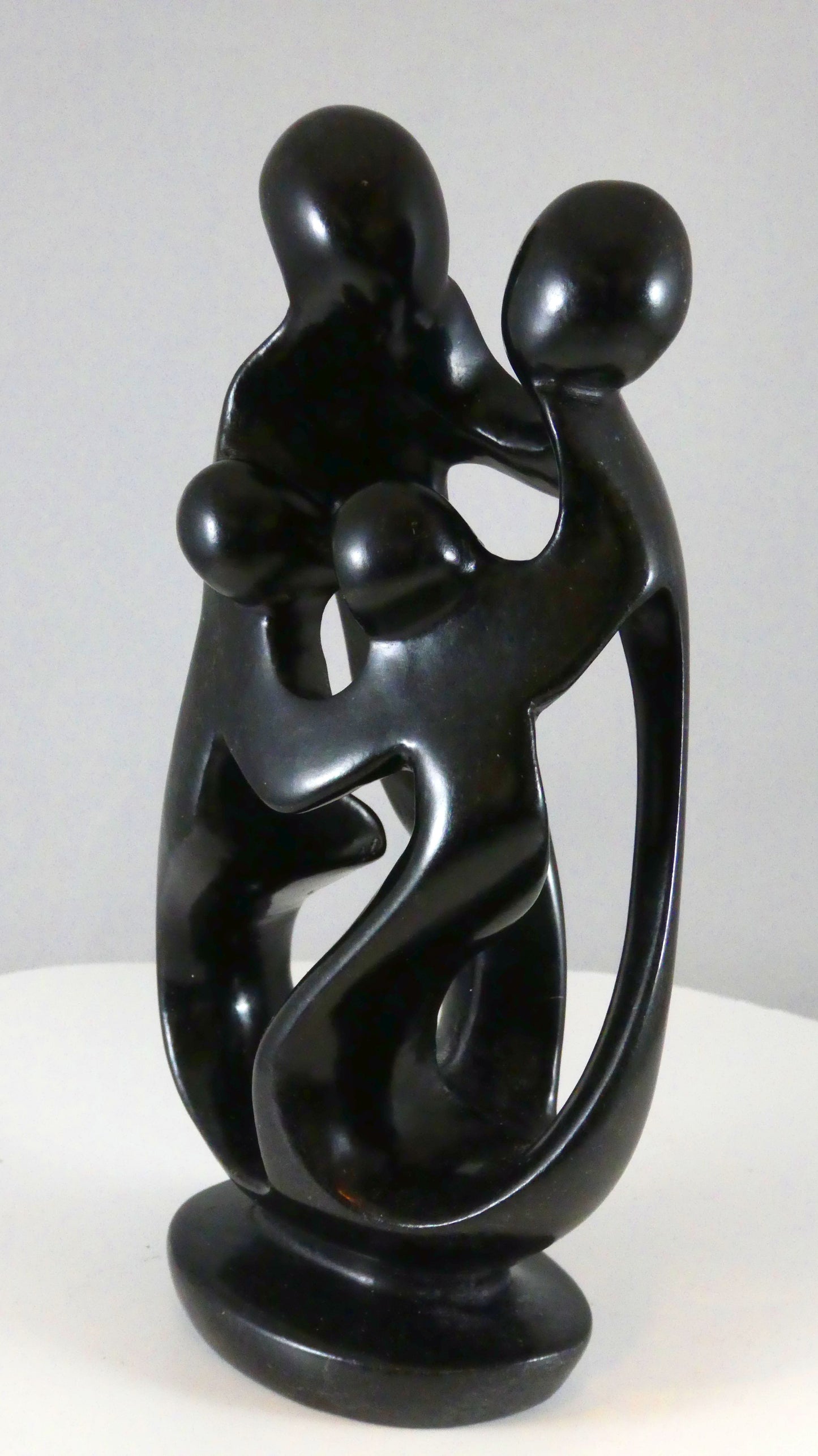 Stenen beeld, 4 personen, 19 cm hoog, familie, glad afgewerkt