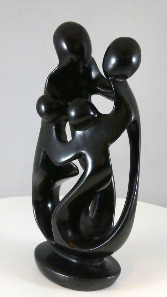 Stenen beeld, 4 personen, 19 cm hoog, familie, glad afgewerkt