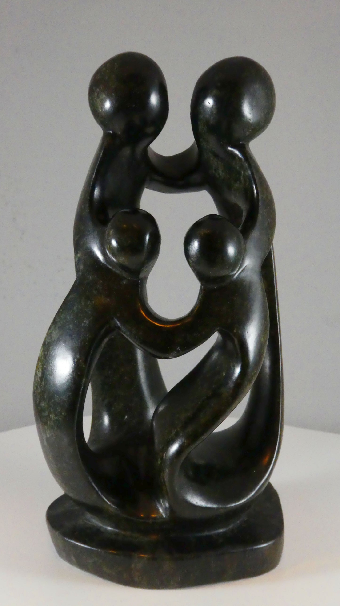 Stenen beeld, 4 personen, 20 cm hoog, familie, glad afgewerkt