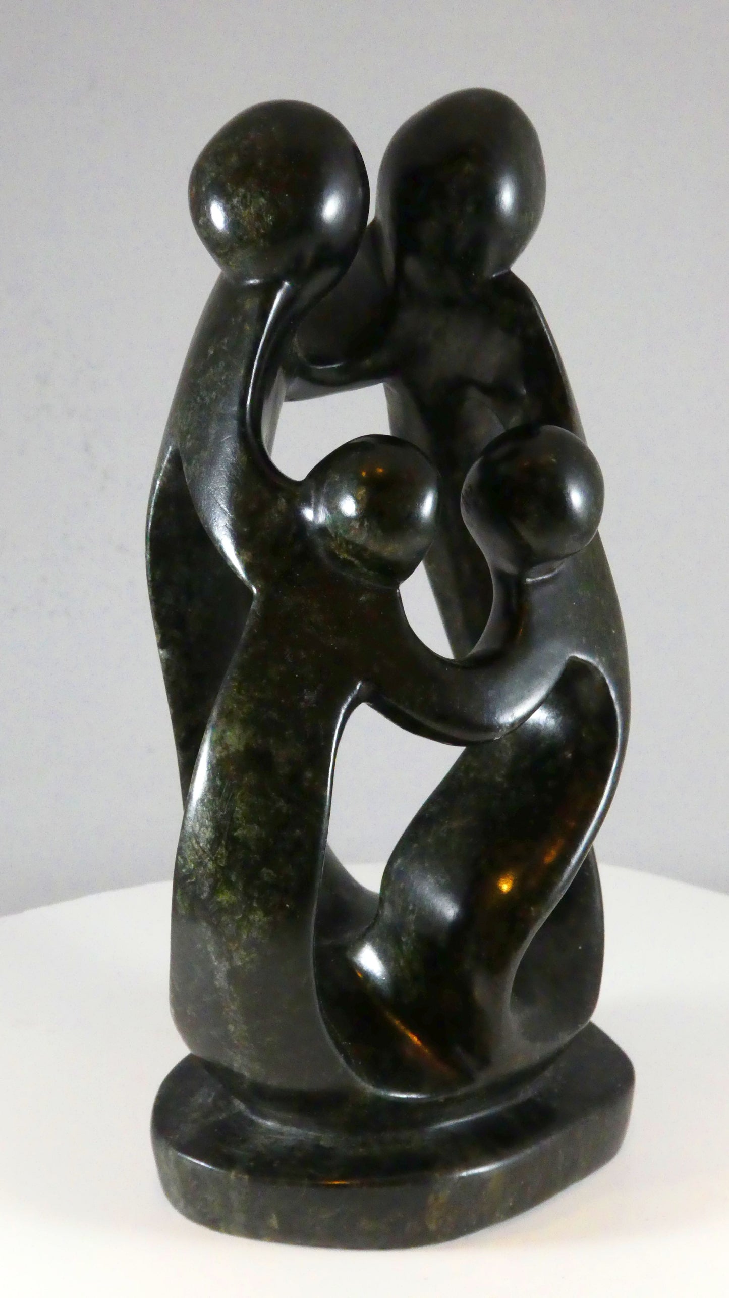 Stenen beeld, 4 personen, 20 cm hoog, familie, glad afgewerkt