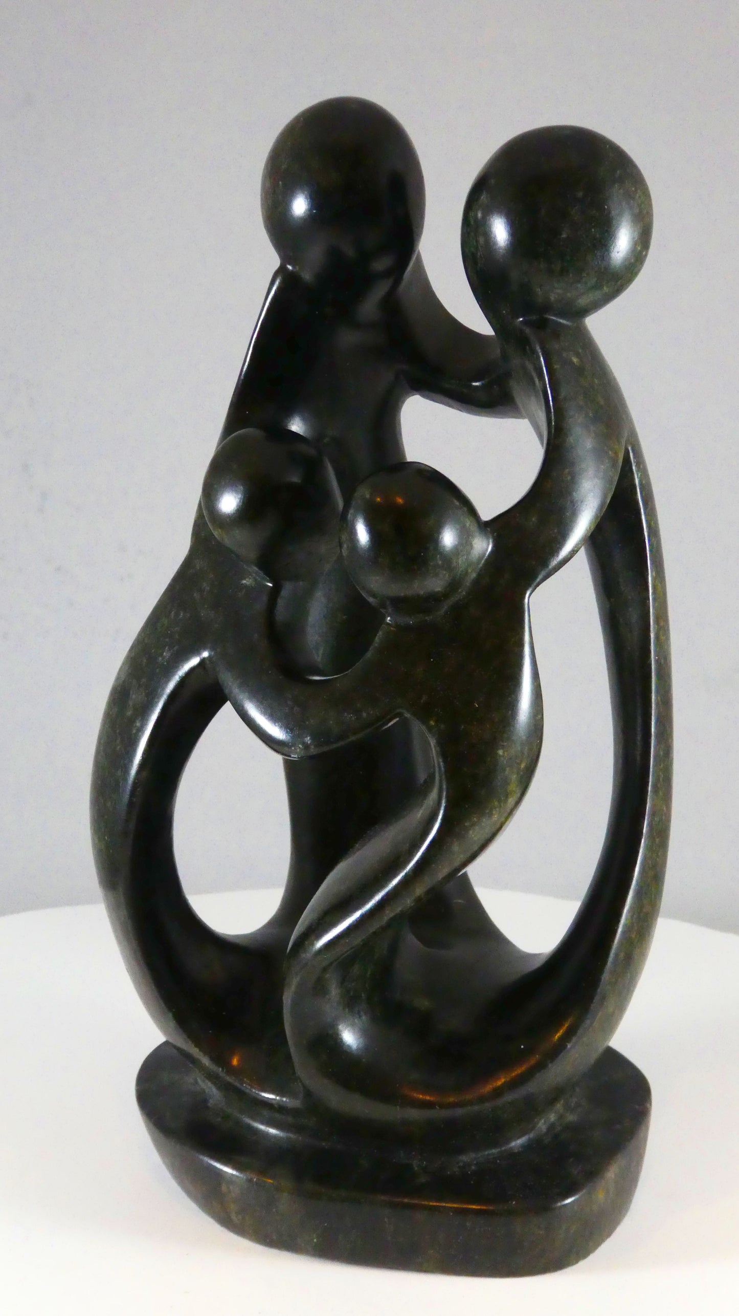 Stenen beeld, 4 personen, 20 cm hoog, familie, glad afgewerkt