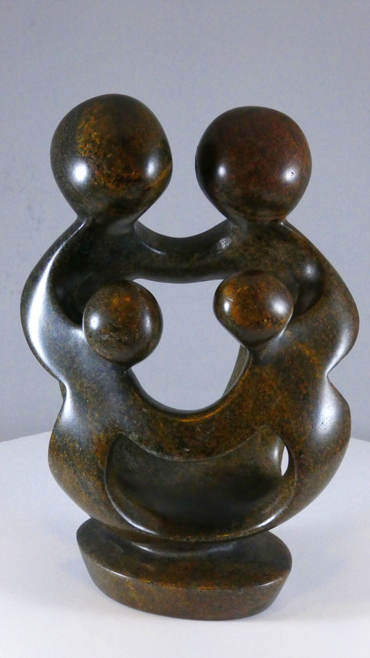 Stenen beeld, 4 personen, 19 cm hoog, familie, glad afgewerkt