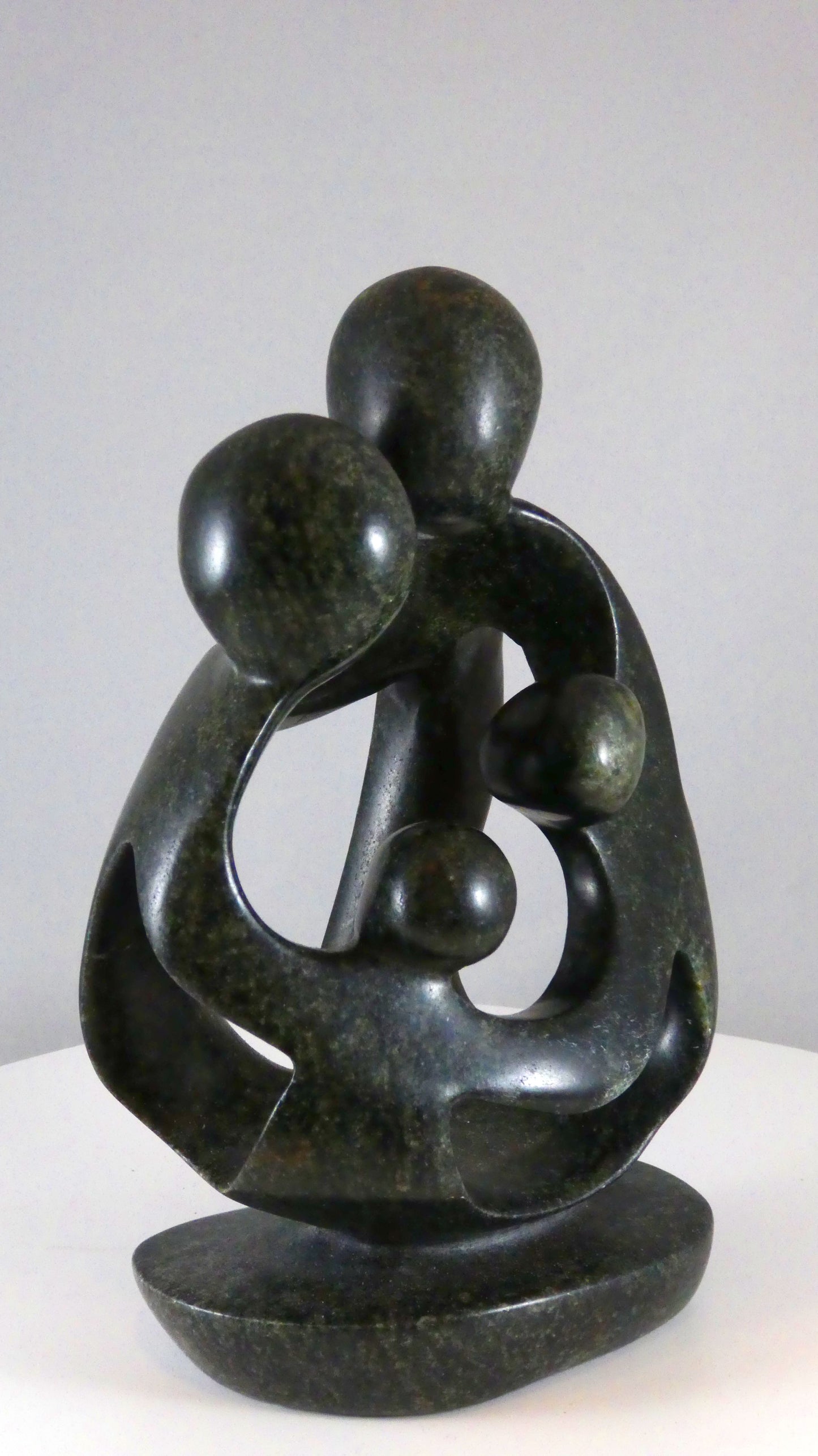 Stenen beeld, 4 personen, 19 cm hoog, familie, glad afgewerkt