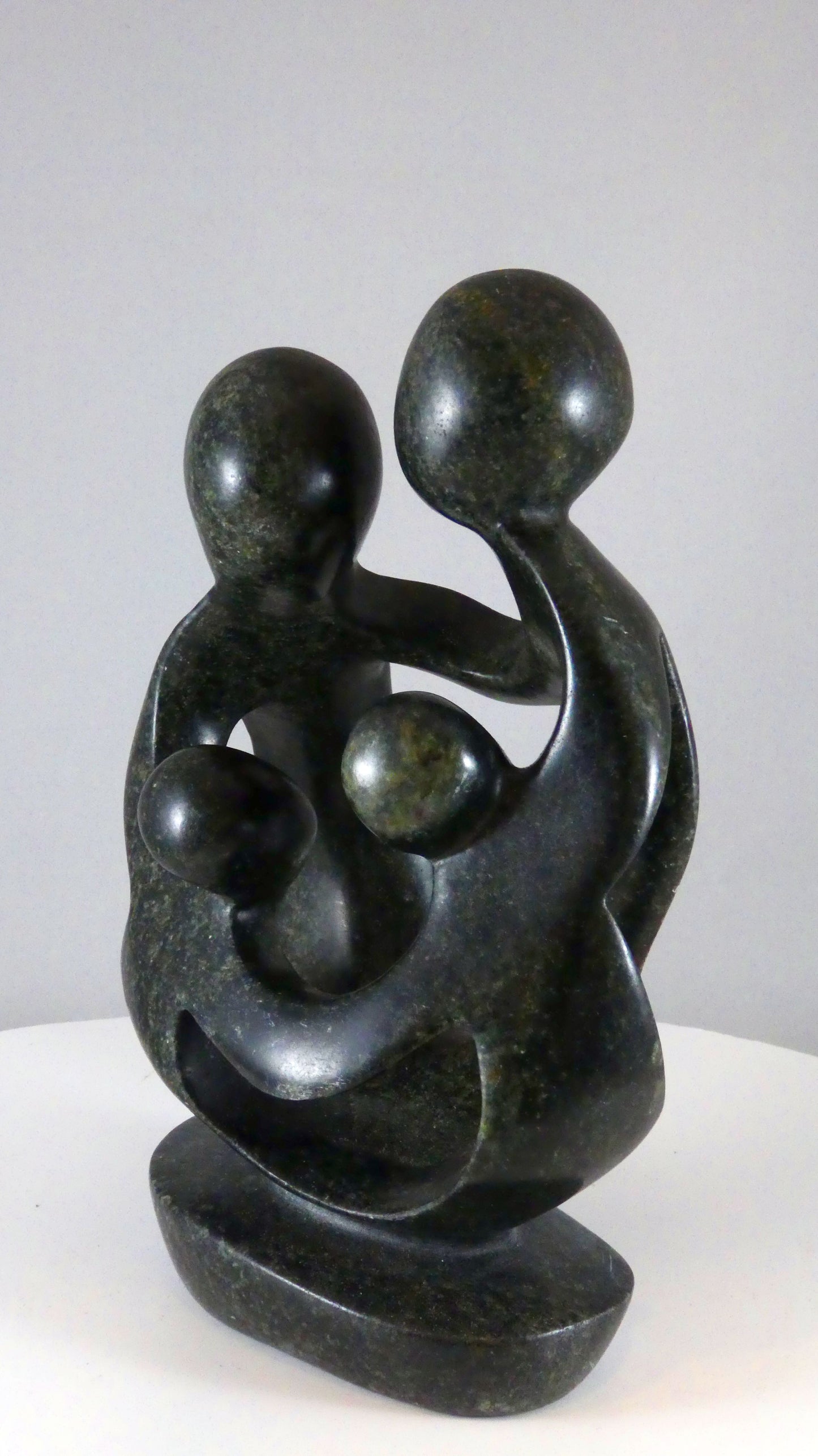 Stenen beeld, 4 personen, 19 cm hoog, familie, glad afgewerkt