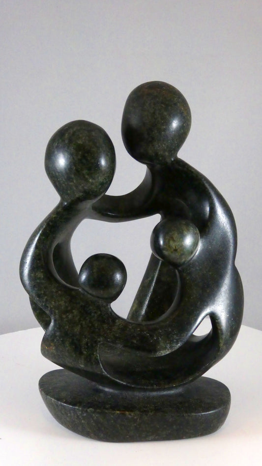 Stenen beeld, 4 personen, 19 cm hoog, familie, glad afgewerkt