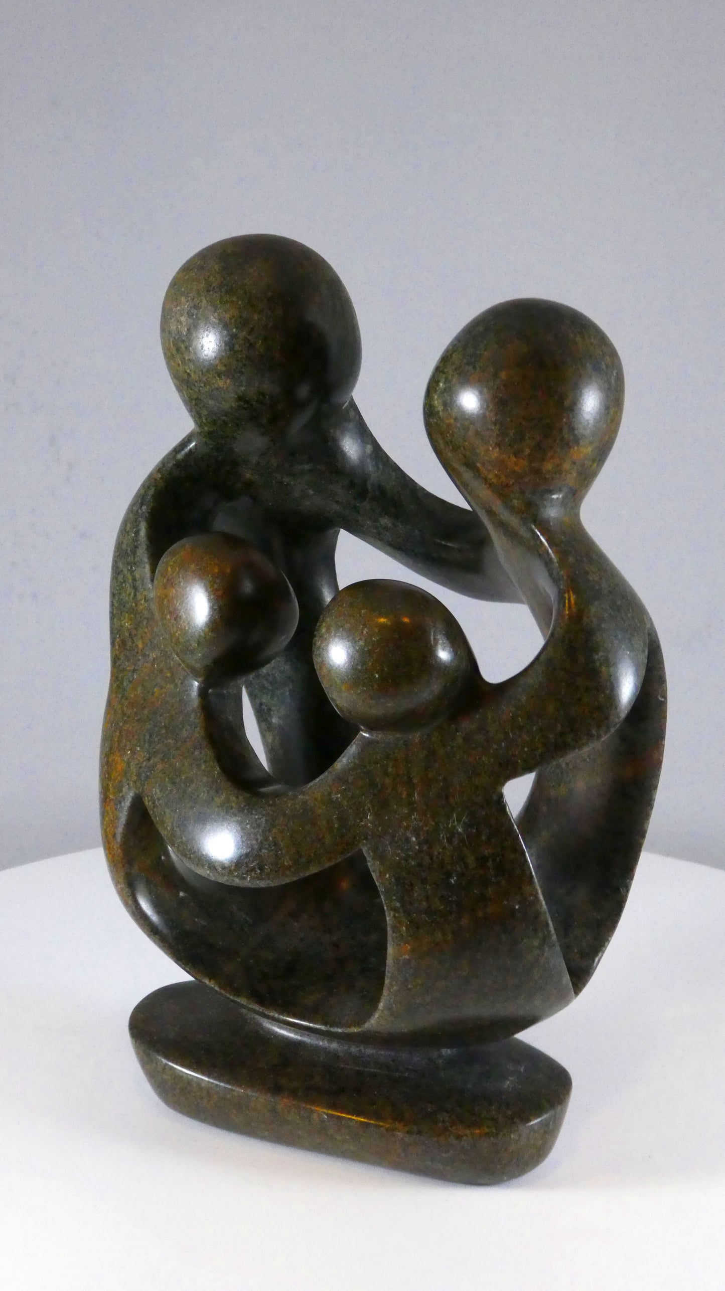 Stenen beeld, 4 personen, 18 cm hoog, familie, glad afgewerkt