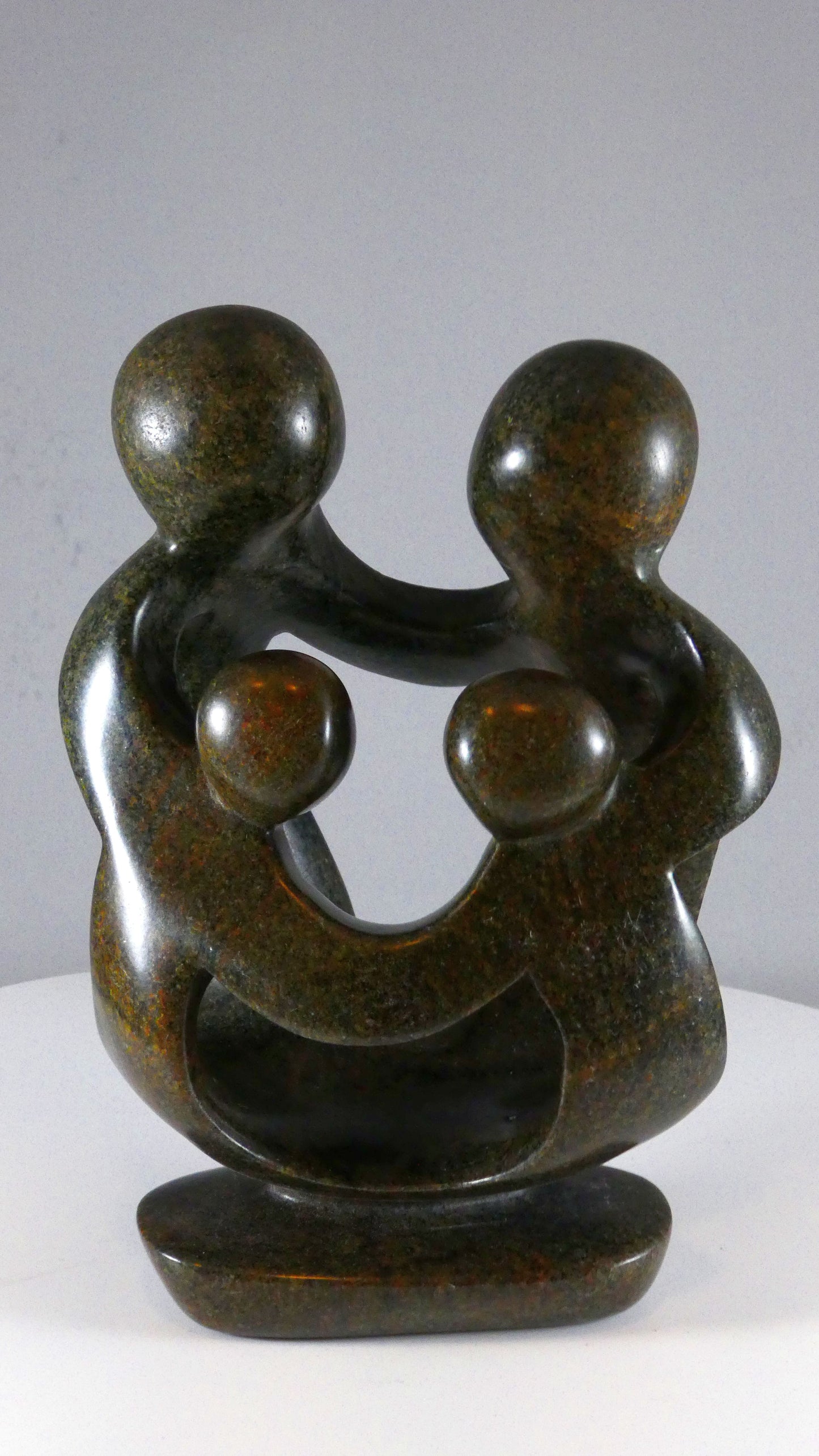 Stenen beeld, 4 personen, 18 cm hoog, familie, glad afgewerkt